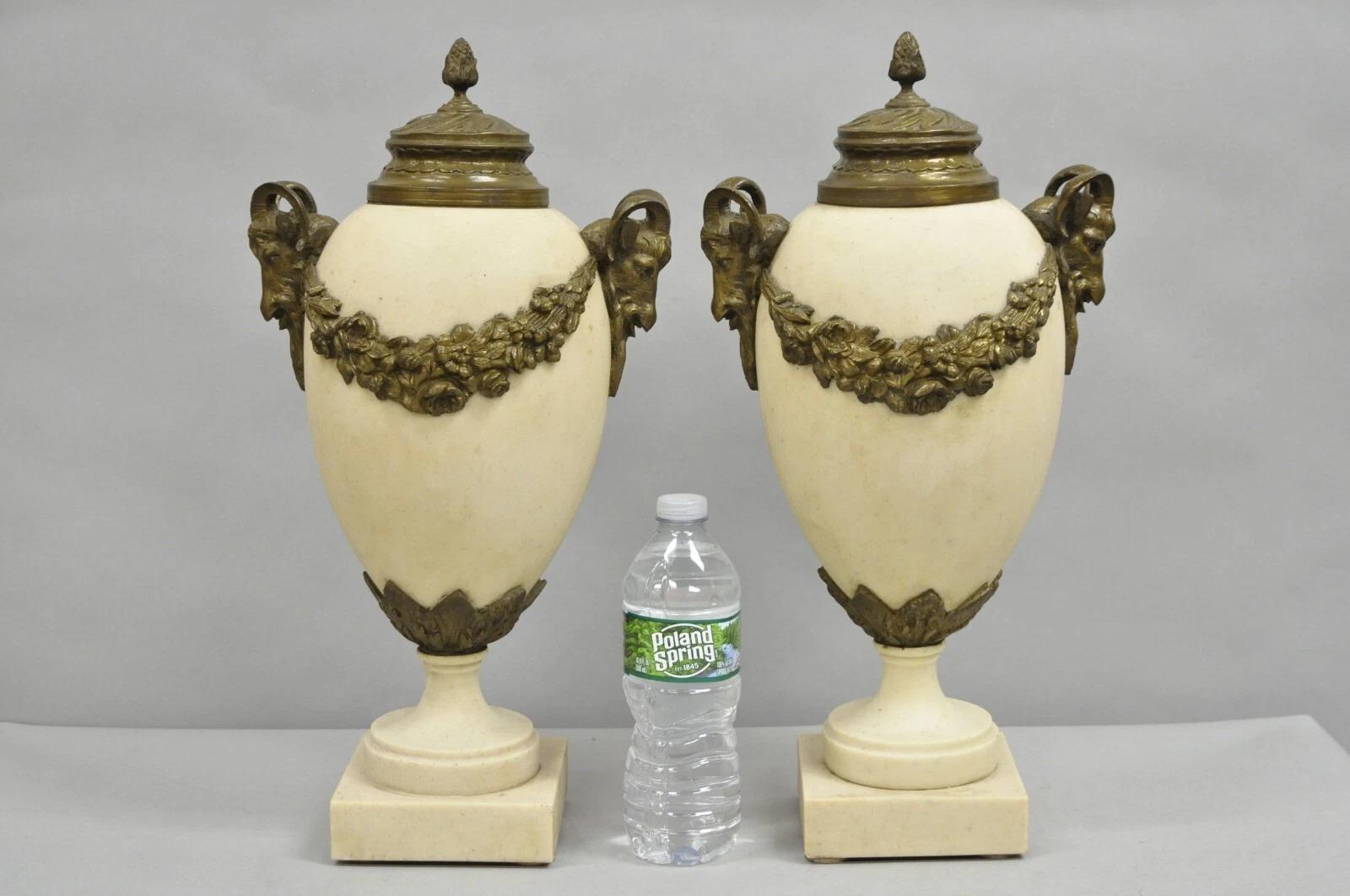 Vintage French Neoclassical Marble & Bronze Rams Head Urn Form Cassolettes - ein Paar, ca. 20bs jeder. Circa Mitte des 20. Jahrhunderts. Abmessungen: 18
