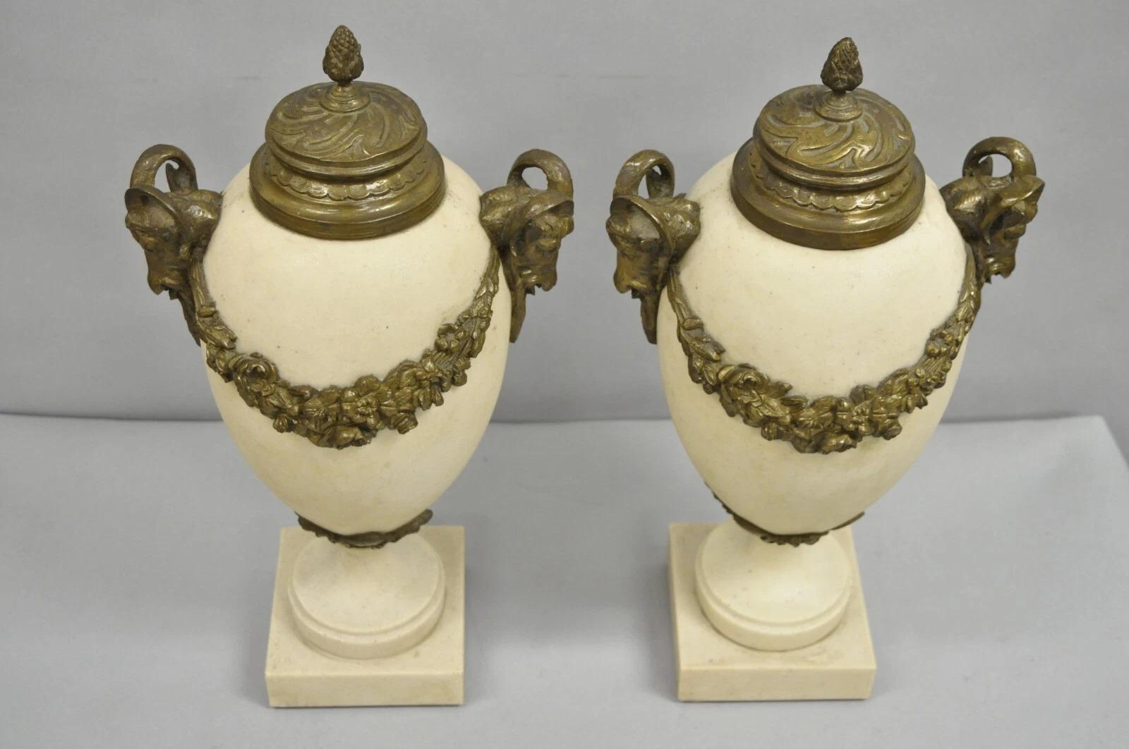 Vintage Französisch neoklassischen Marmor & Bronze Widderkopf Urne Cassolettes - ein Paar (Neoklassisch) im Angebot