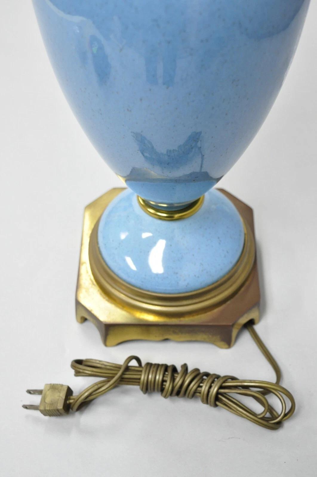 Lampada da tavolo d'epoca in stile neoclassico francese in porcellana blu a forma di urna in ottone in vendita 3