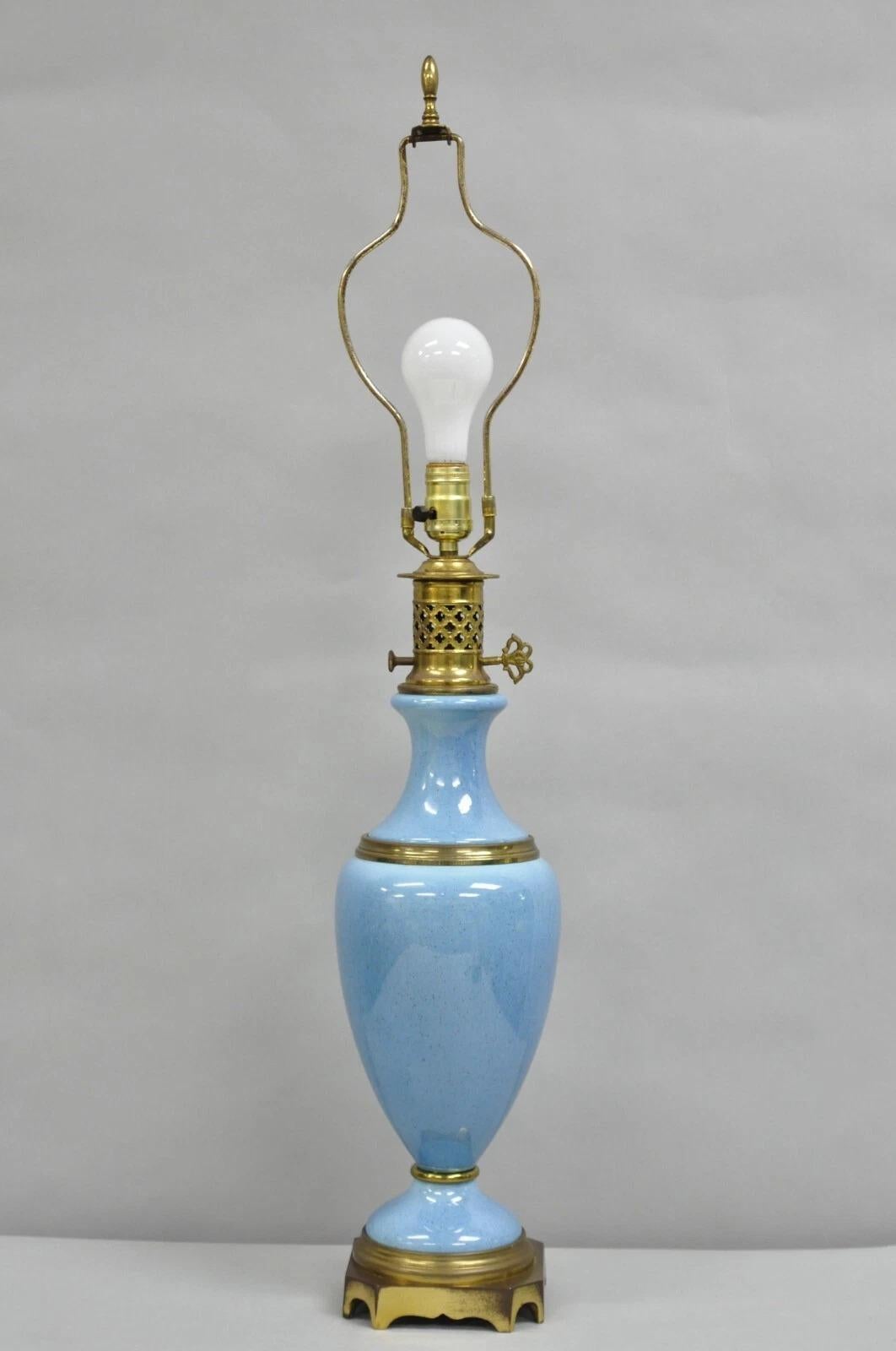 Lampada da tavolo d'epoca in stile neoclassico francese in porcellana blu a forma di urna in ottone in vendita 4