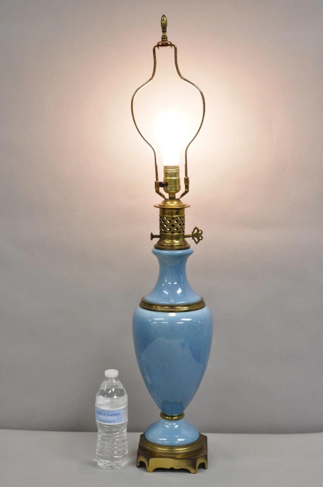 Lampada da tavolo in ottone con forma di urna in porcellana blu in stile neoclassico francese vintage. Circa metà del XX secolo. Misure: 36