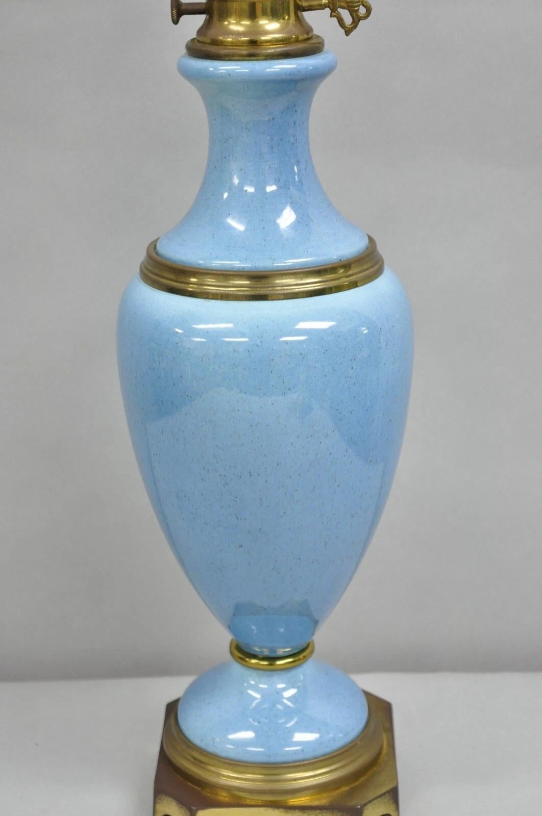 Neoclassico Lampada da tavolo d'epoca in stile neoclassico francese in porcellana blu a forma di urna in ottone in vendita