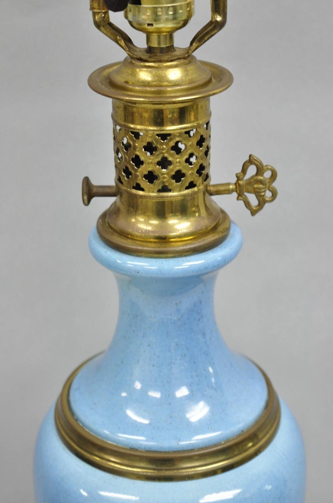 Sconosciuto Lampada da tavolo d'epoca in stile neoclassico francese in porcellana blu a forma di urna in ottone in vendita