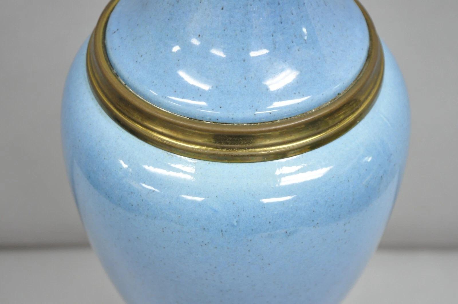 Lampada da tavolo d'epoca in stile neoclassico francese in porcellana blu a forma di urna in ottone In condizioni buone in vendita a Philadelphia, PA