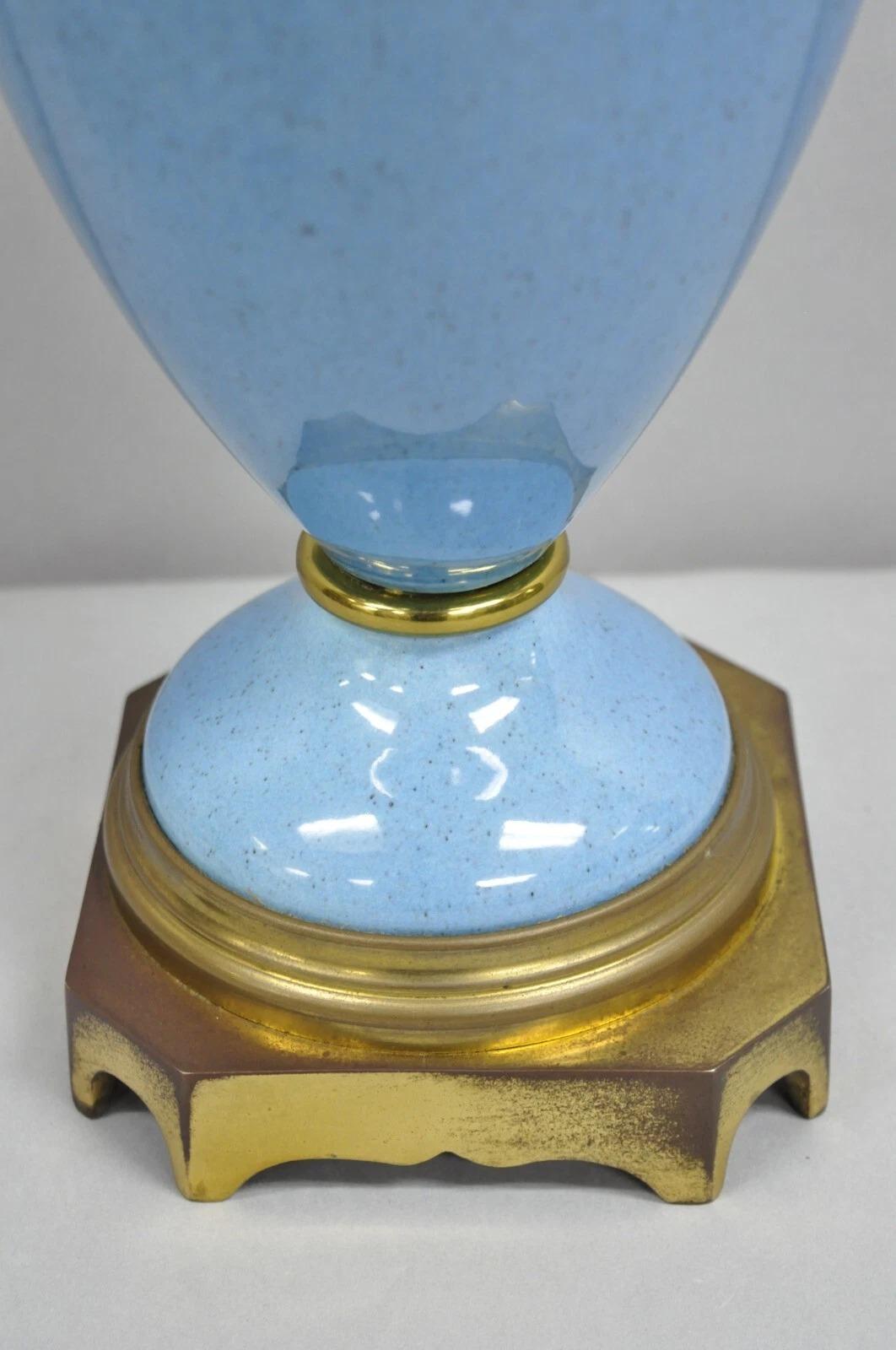 XX secolo Lampada da tavolo d'epoca in stile neoclassico francese in porcellana blu a forma di urna in ottone in vendita