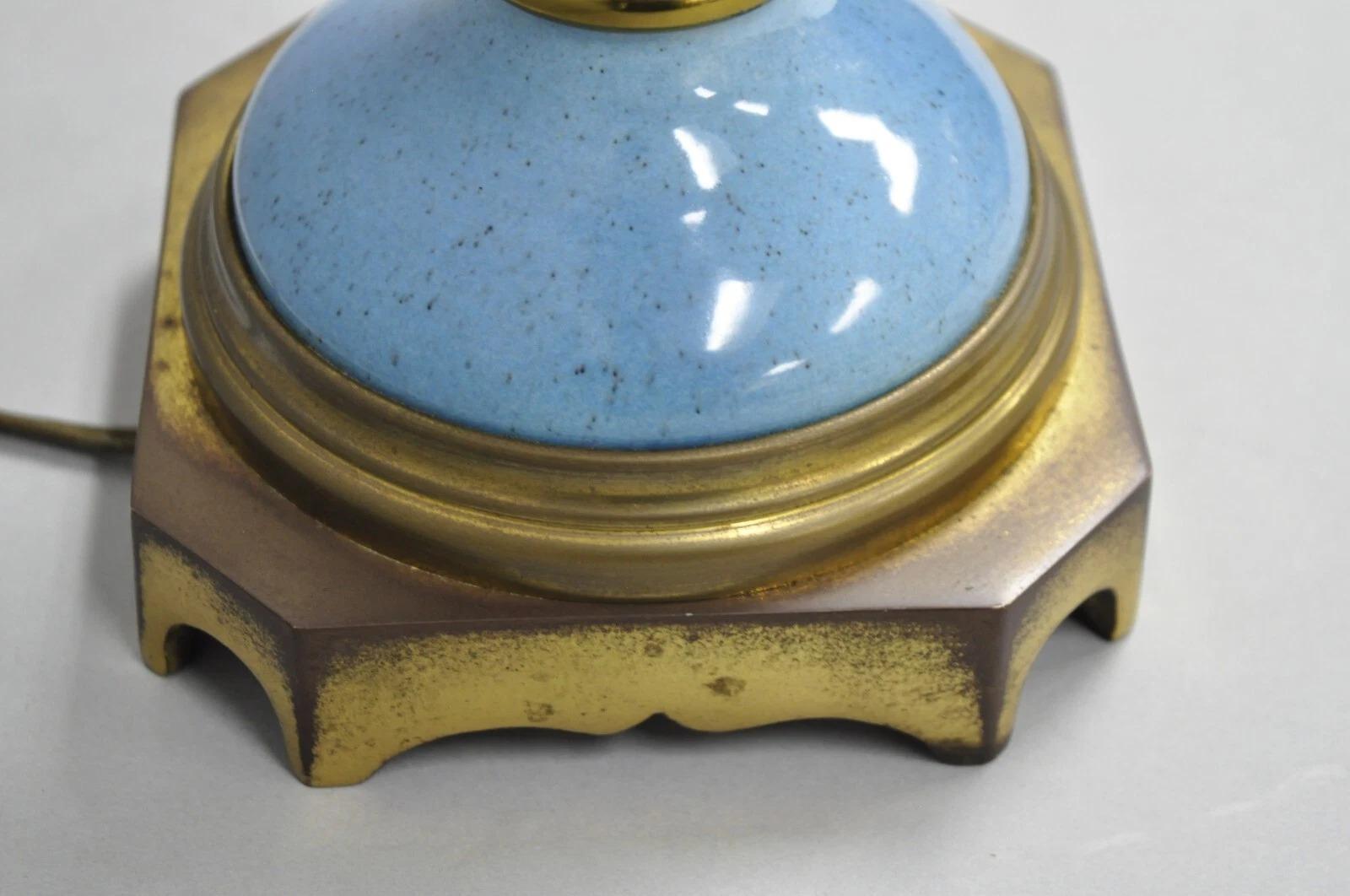 Porcellana Lampada da tavolo d'epoca in stile neoclassico francese in porcellana blu a forma di urna in ottone in vendita