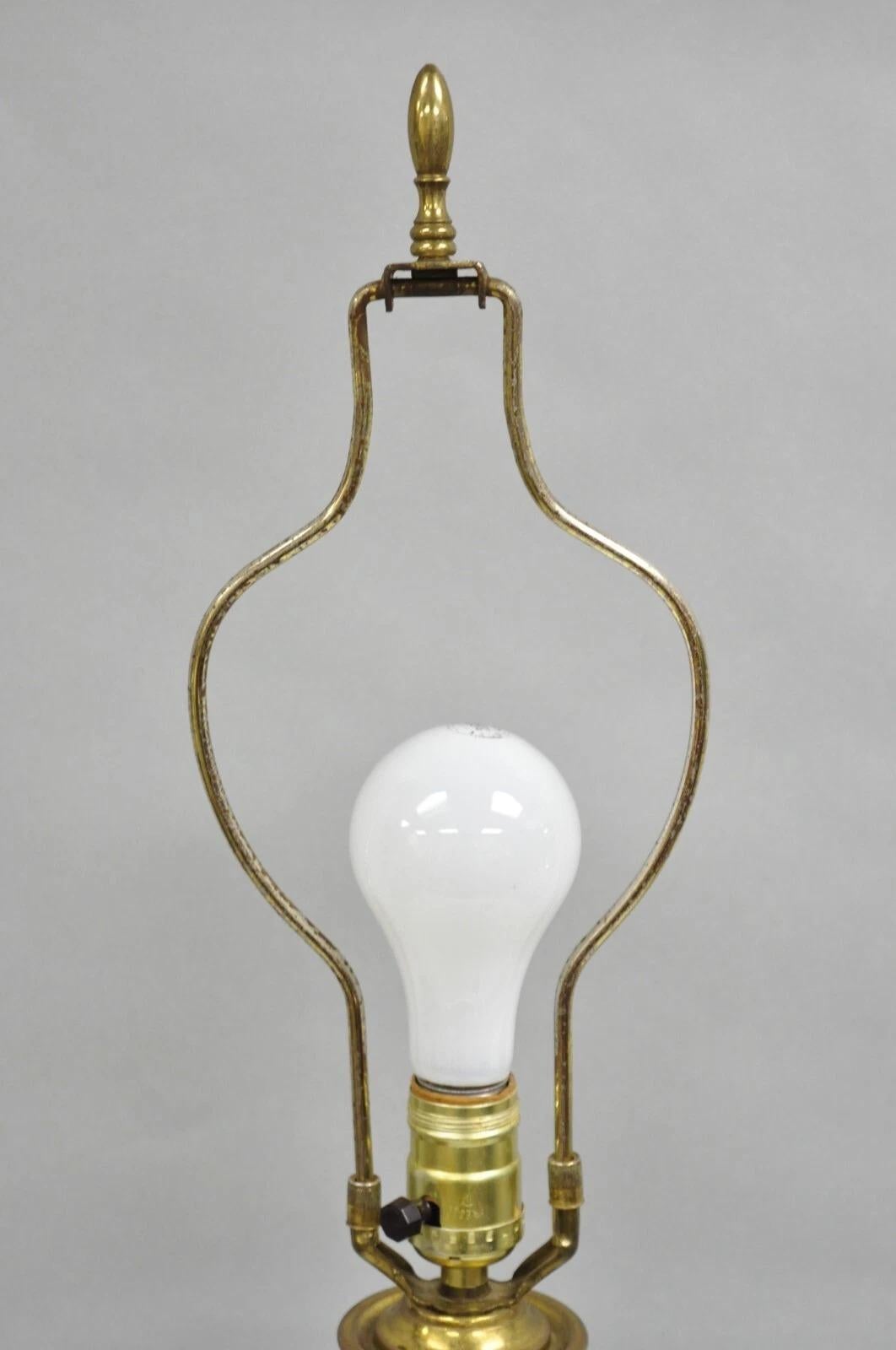 Lampada da tavolo d'epoca in stile neoclassico francese in porcellana blu a forma di urna in ottone in vendita 1