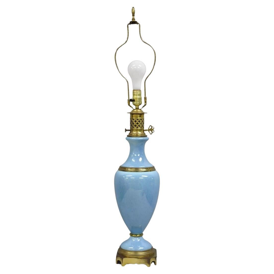 Französische Vintage-Tischlampe im neoklassischen Stil aus blauem Porzellan in Urnenform aus Messing
