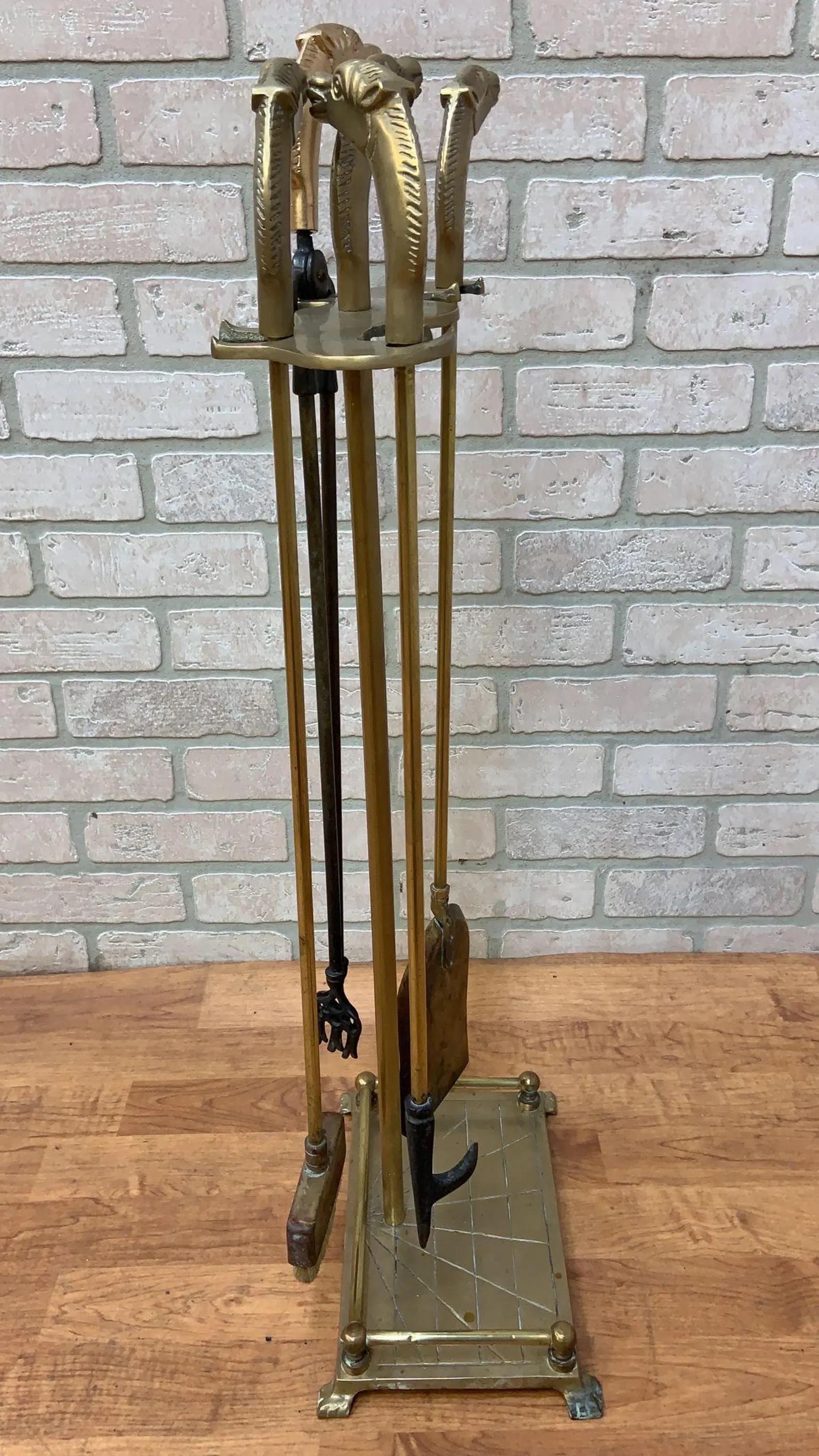 Outils de cheminée vintage en laiton à tête de cheval, style néoclassique français - Ensemble de 5 pièces

Voici de magnifiques outils de cheminée décoratifs en laiton de style néoclassique français avec des têtes de chevaux. Ce set comprend une