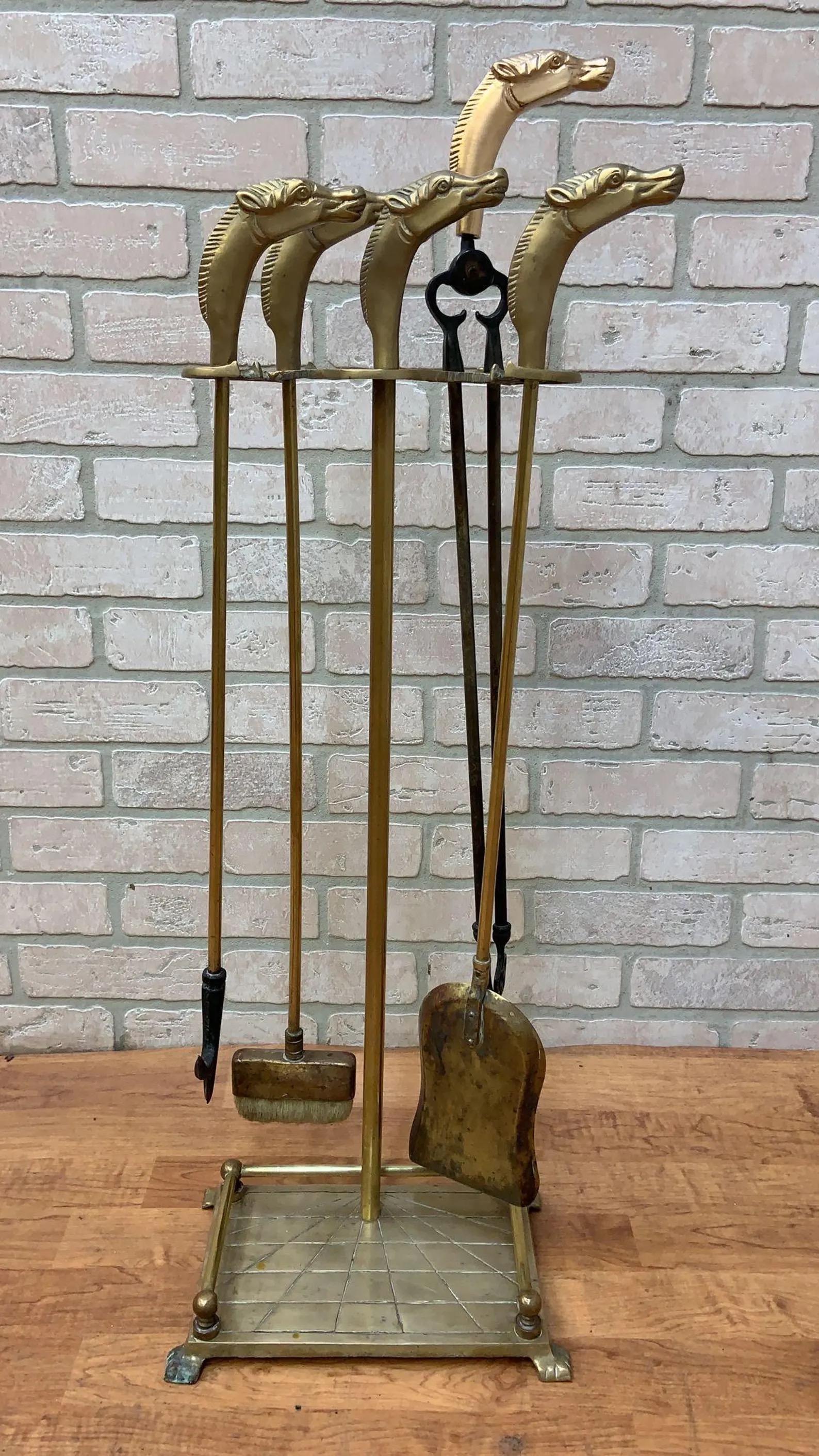 Néoclassique Outils de cheminée vintage de style néoclassique français en laiton à tête de cheval en vente