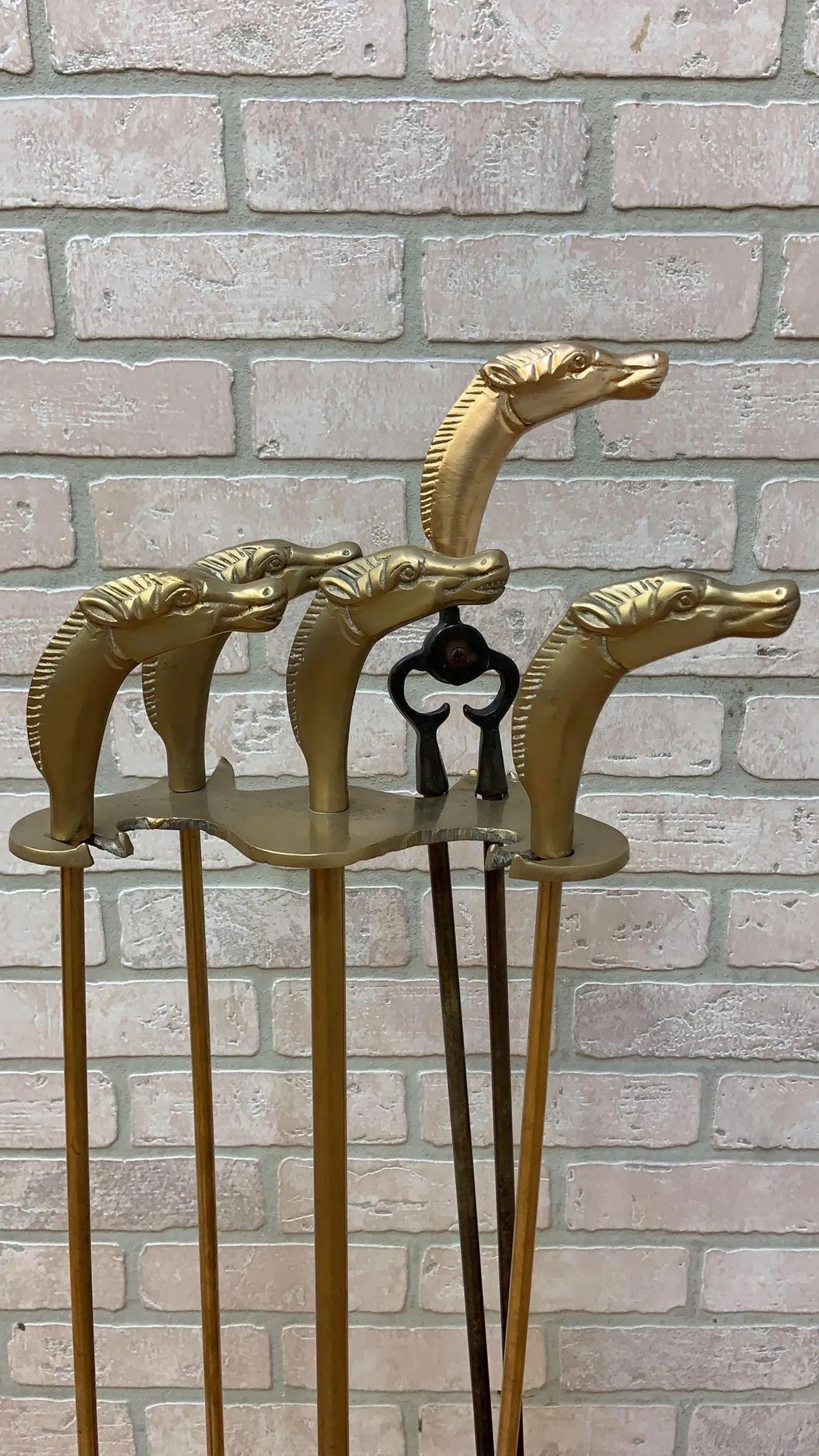Inconnu Outils de cheminée vintage de style néoclassique français en laiton à tête de cheval en vente