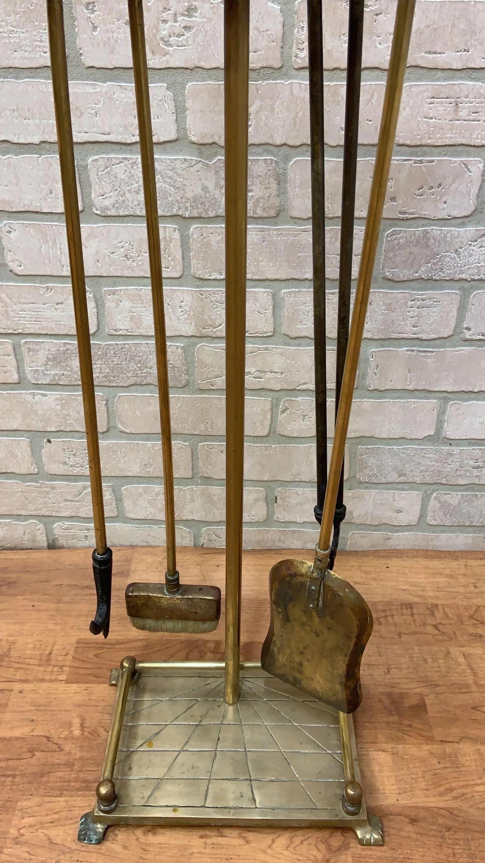 Outils de cheminée vintage de style néoclassique français en laiton à tête de cheval Bon état - En vente à Chicago, IL