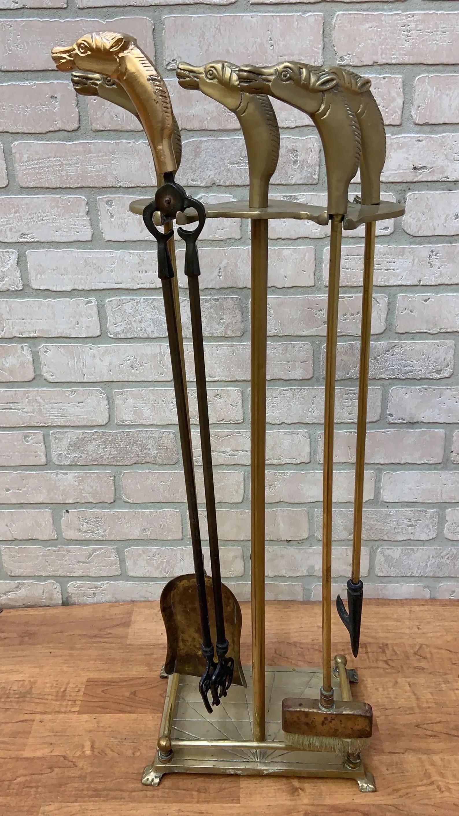 Laiton Outils de cheminée vintage de style néoclassique français en laiton à tête de cheval en vente