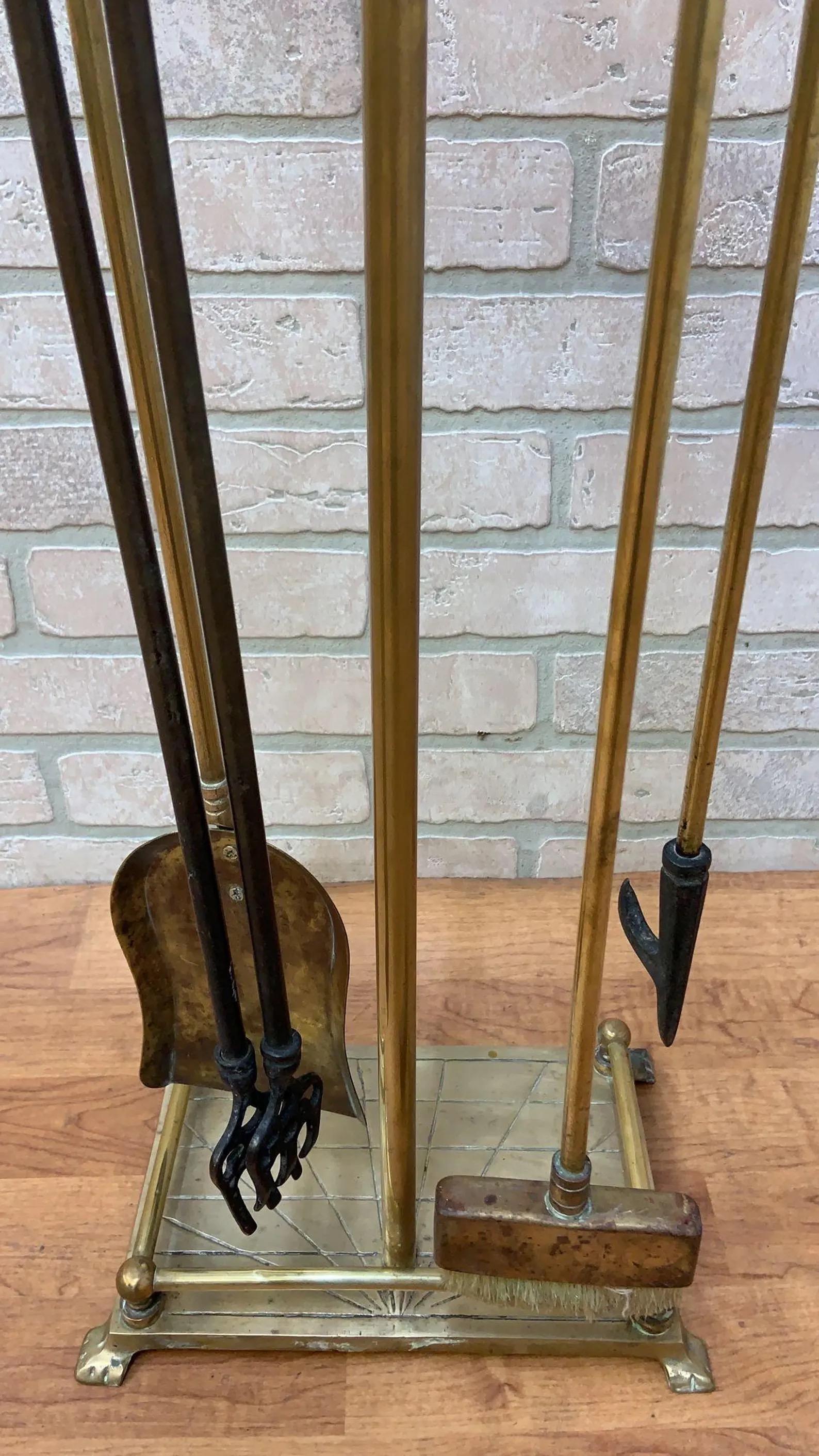 Outils de cheminée vintage de style néoclassique français en laiton à tête de cheval en vente 2