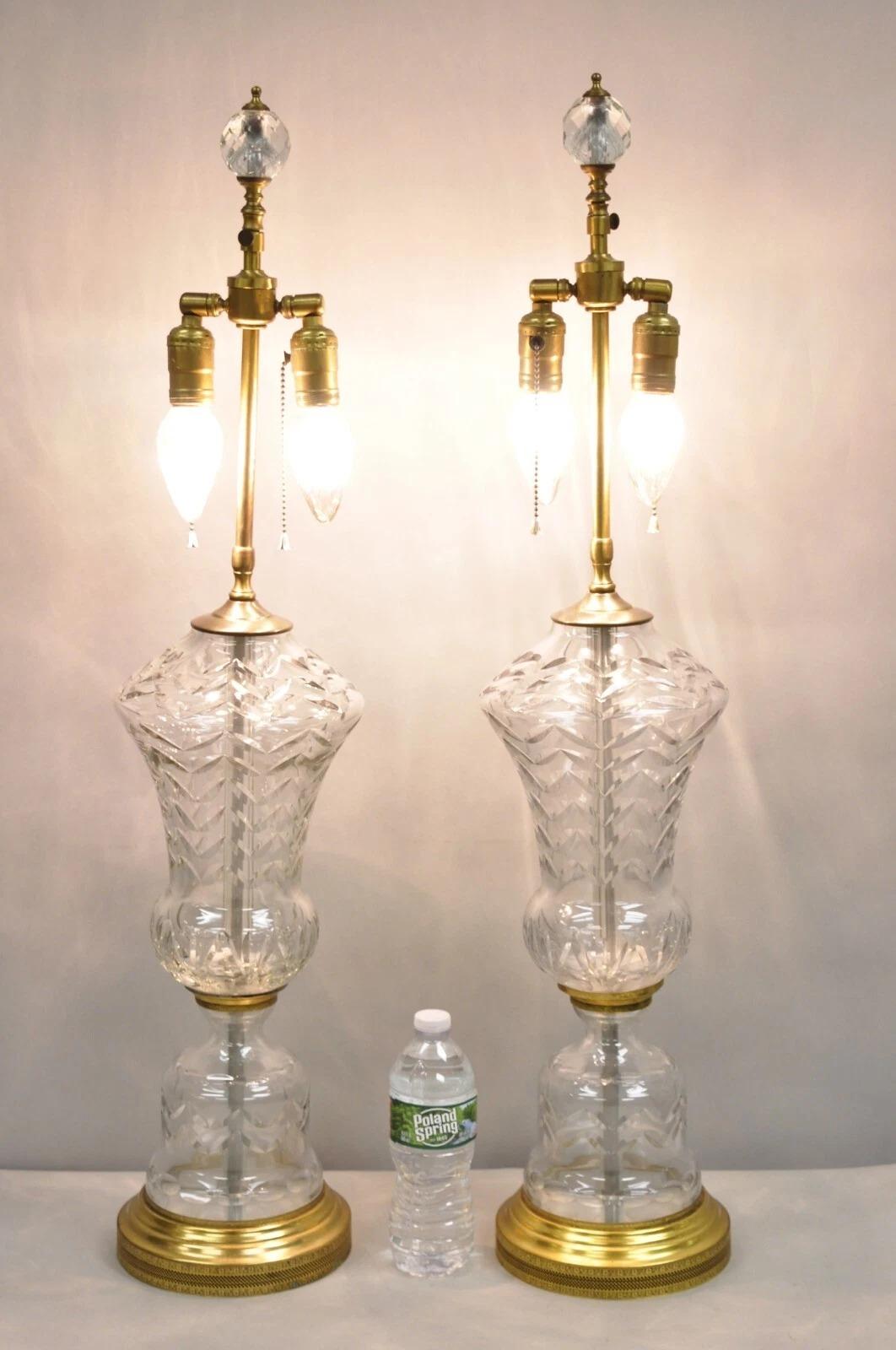 Paire de lampes de table en verre de style néoclassique avec montures en laiton attribuées à Marbro. Circa Early 20th Century. Dimensions : 36
