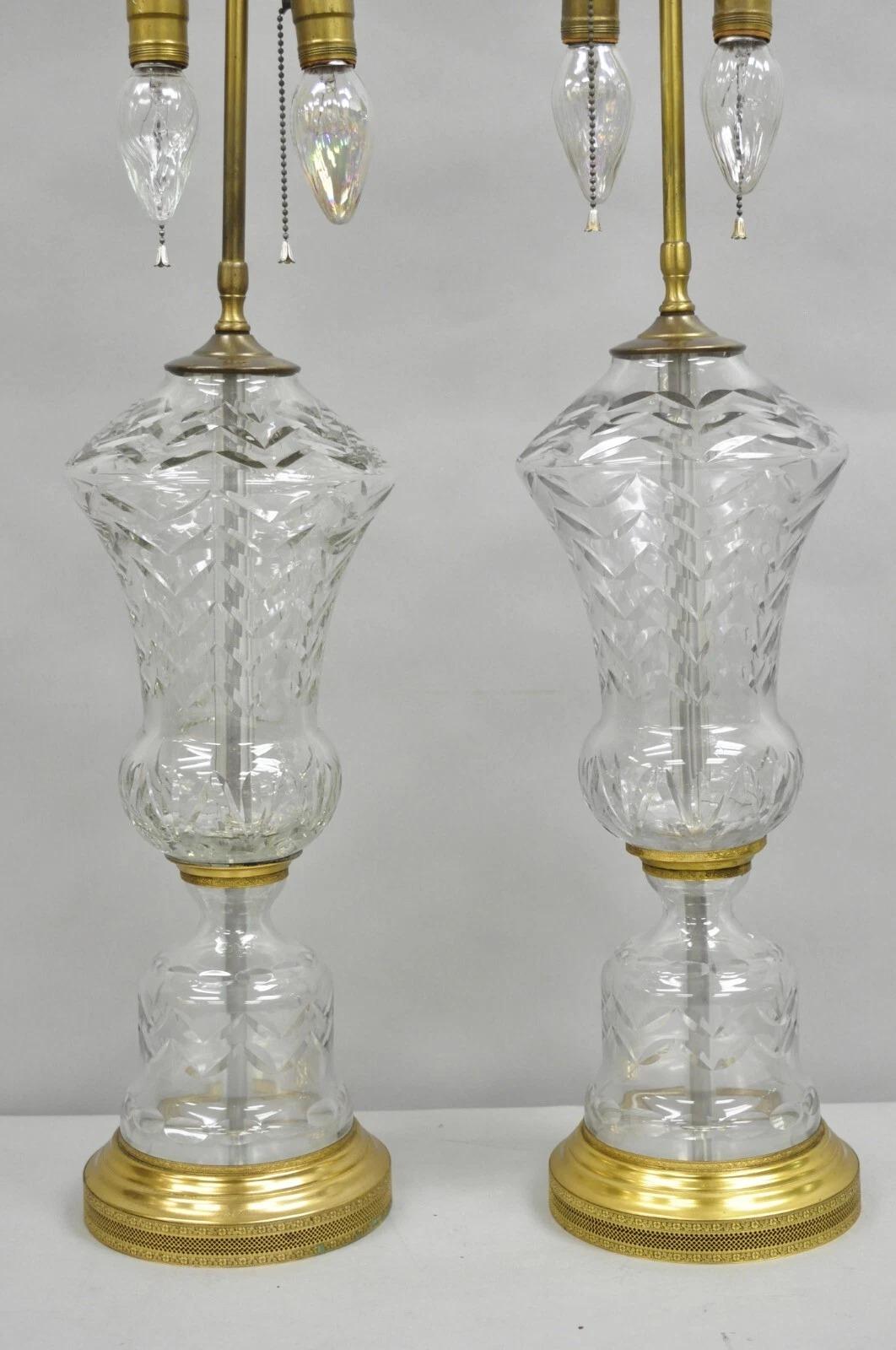 Néoclassique Lampe de table vintage en verre de style néoclassique français Attr. Marbro - une paire en vente