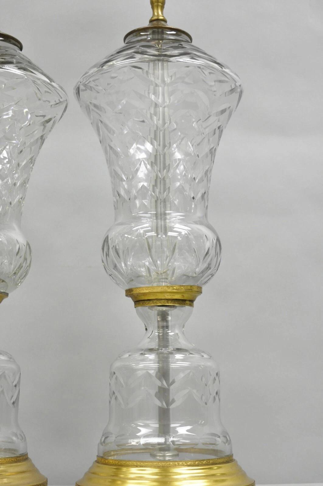 Inconnu Lampe de table vintage en verre de style néoclassique français Attr. Marbro - une paire en vente