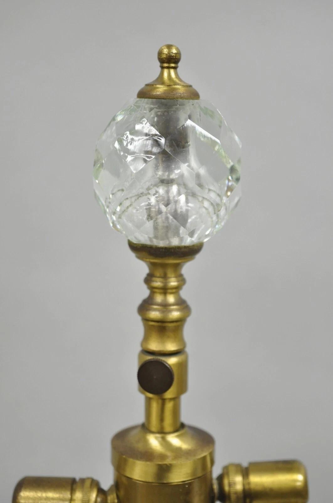 20ième siècle Lampe de table vintage en verre de style néoclassique français Attr. Marbro - une paire en vente