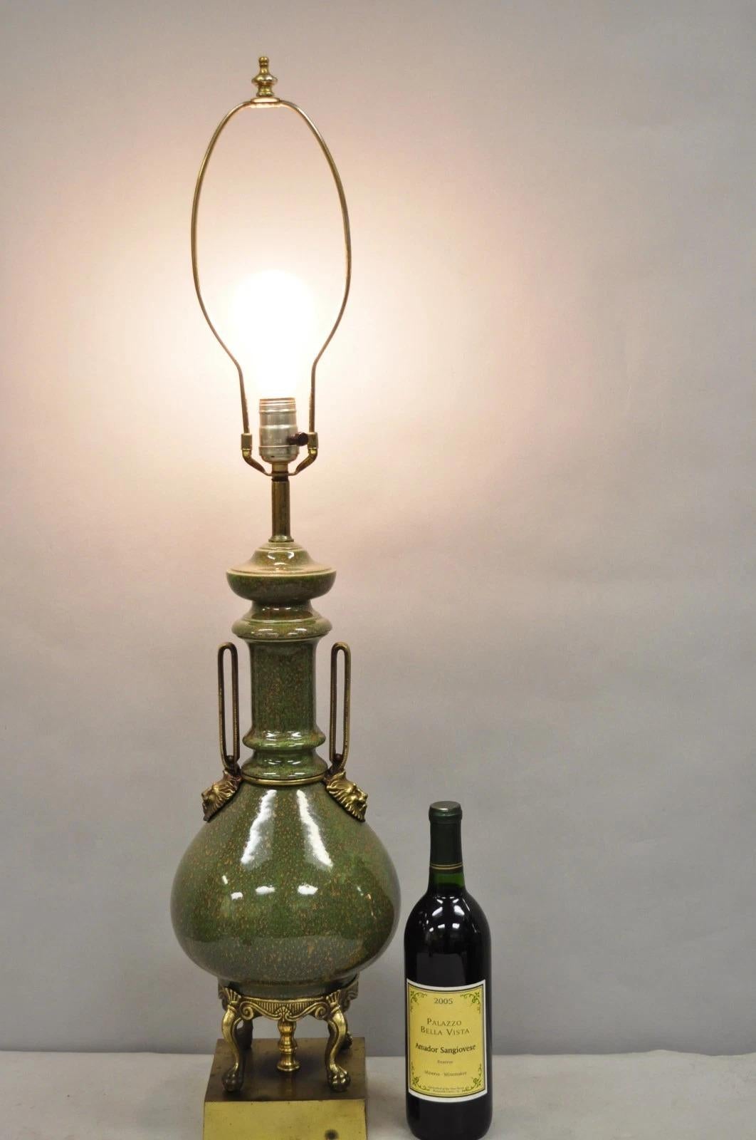 Lampada da tavolo vintage in stile neoclassico francese in porcellana verde James Mont in vendita 3