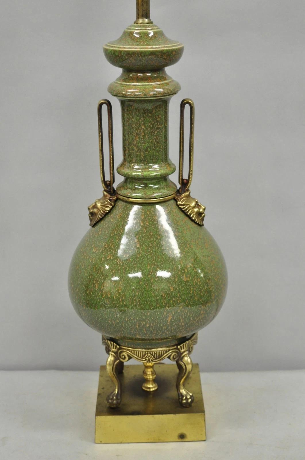 Lampada da tavolo alta in stile neoclassico francese in porcellana verde James Mont con supporti in ottone. Circa metà del XX secolo. Misure: 36,5