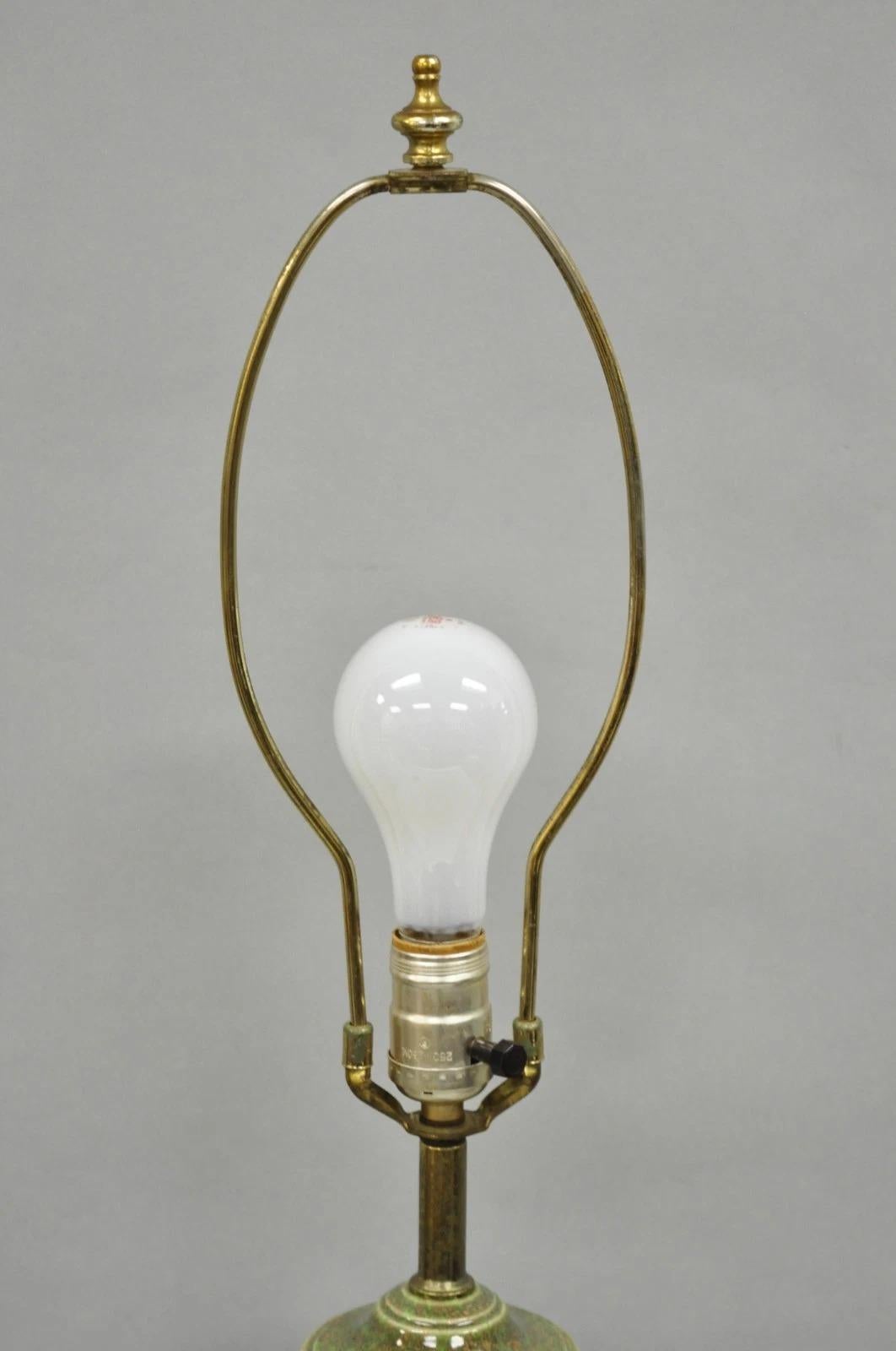 Lampada da tavolo vintage in stile neoclassico francese in porcellana verde James Mont in vendita 1
