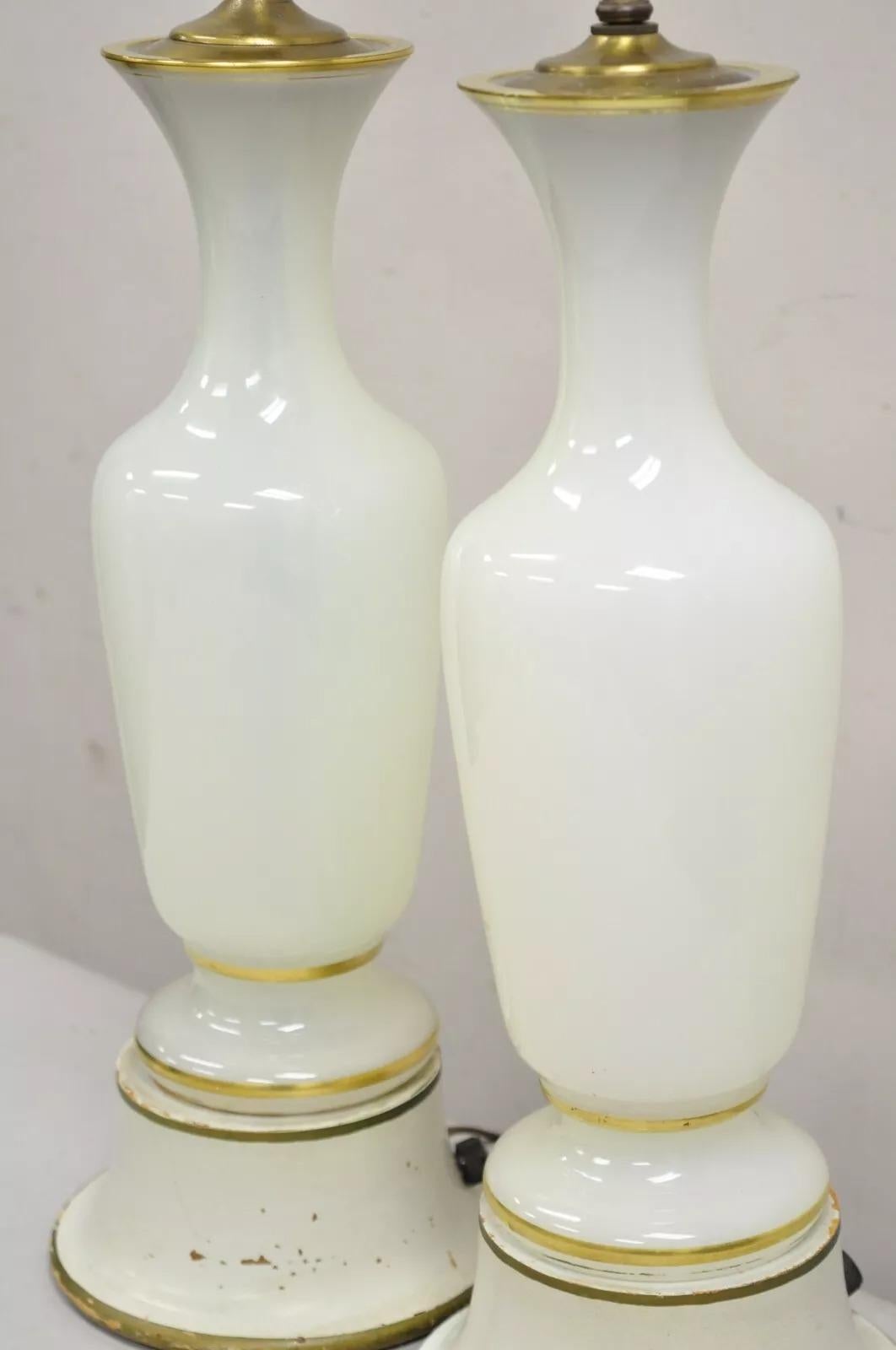 Lampade da tavolo in vetro vaselina opalino in stile neoclassico francese d'epoca - Una coppia in vendita 3