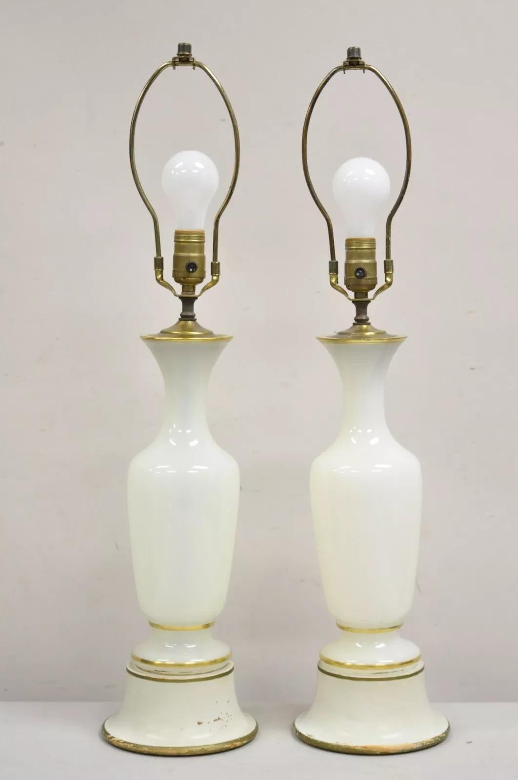 Lampade da tavolo in vetro vaselina opalino in stile neoclassico francese d'epoca - Una coppia in vendita 4