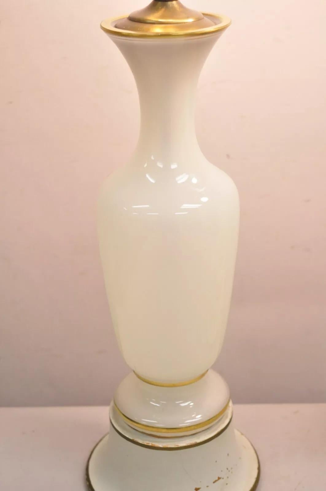 Neoclassico Lampade da tavolo in vetro vaselina opalino in stile neoclassico francese d'epoca - Una coppia in vendita