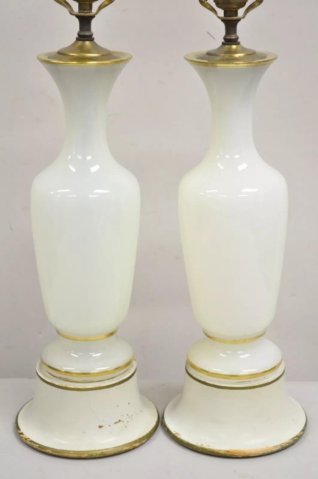 Sconosciuto Lampade da tavolo in vetro vaselina opalino in stile neoclassico francese d'epoca - Una coppia in vendita