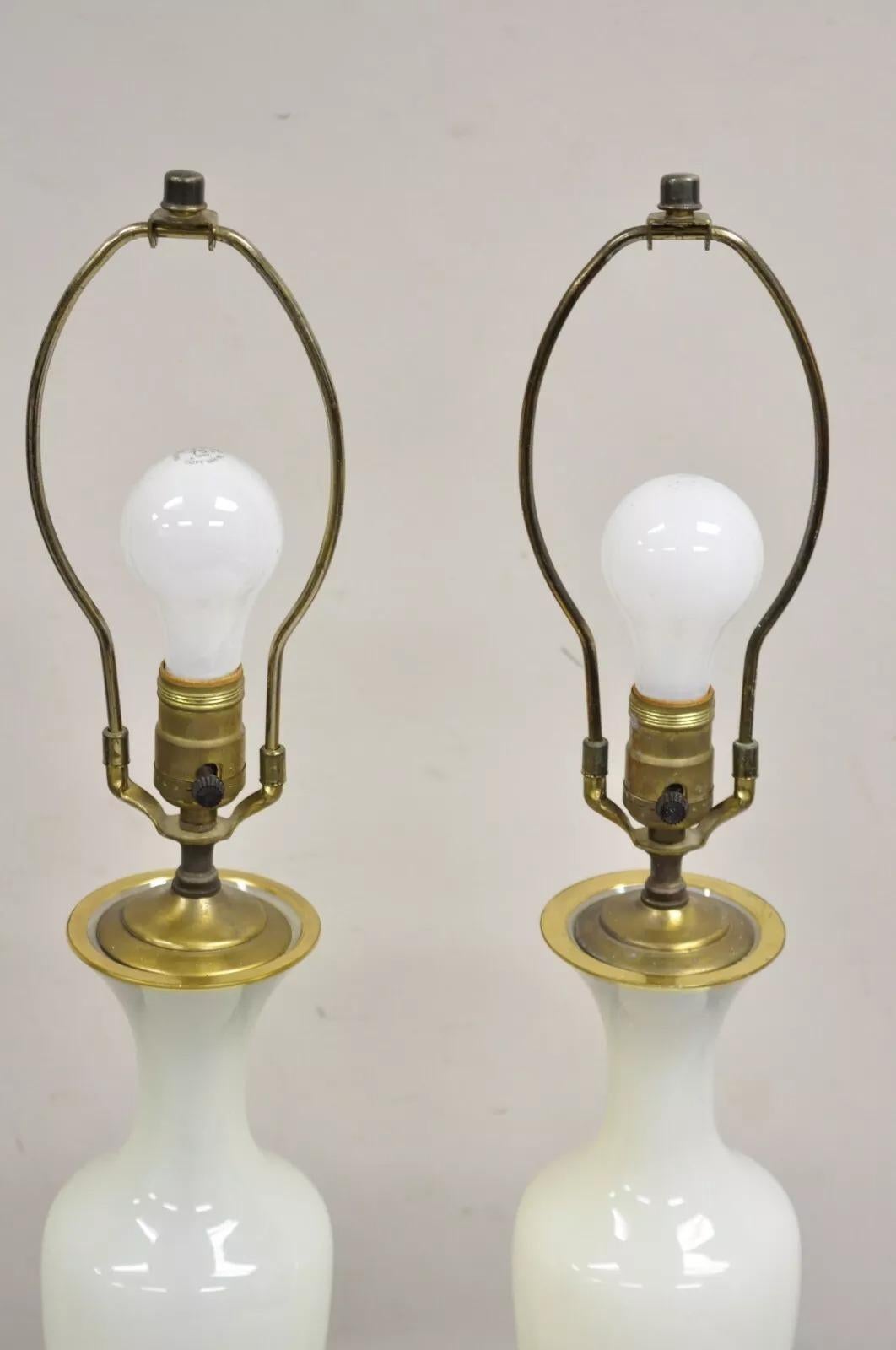 Lampade da tavolo in vetro vaselina opalino in stile neoclassico francese d'epoca - Una coppia In condizioni buone in vendita a Philadelphia, PA