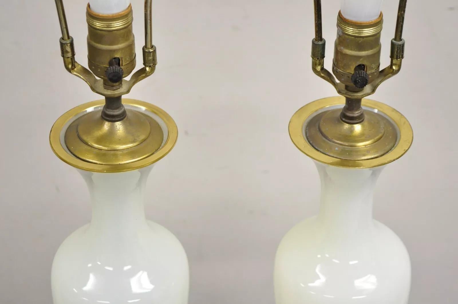 XX secolo Lampade da tavolo in vetro vaselina opalino in stile neoclassico francese d'epoca - Una coppia in vendita