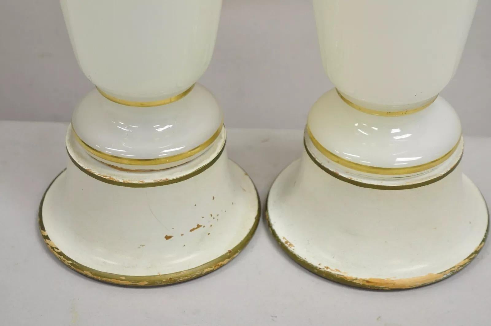 Vetro Lampade da tavolo in vetro vaselina opalino in stile neoclassico francese d'epoca - Una coppia in vendita