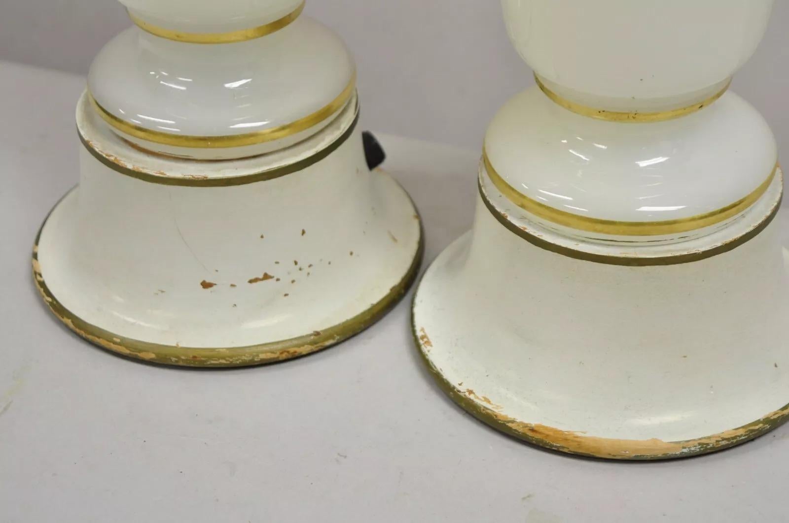 Lampade da tavolo in vetro vaselina opalino in stile neoclassico francese d'epoca - Una coppia in vendita 1