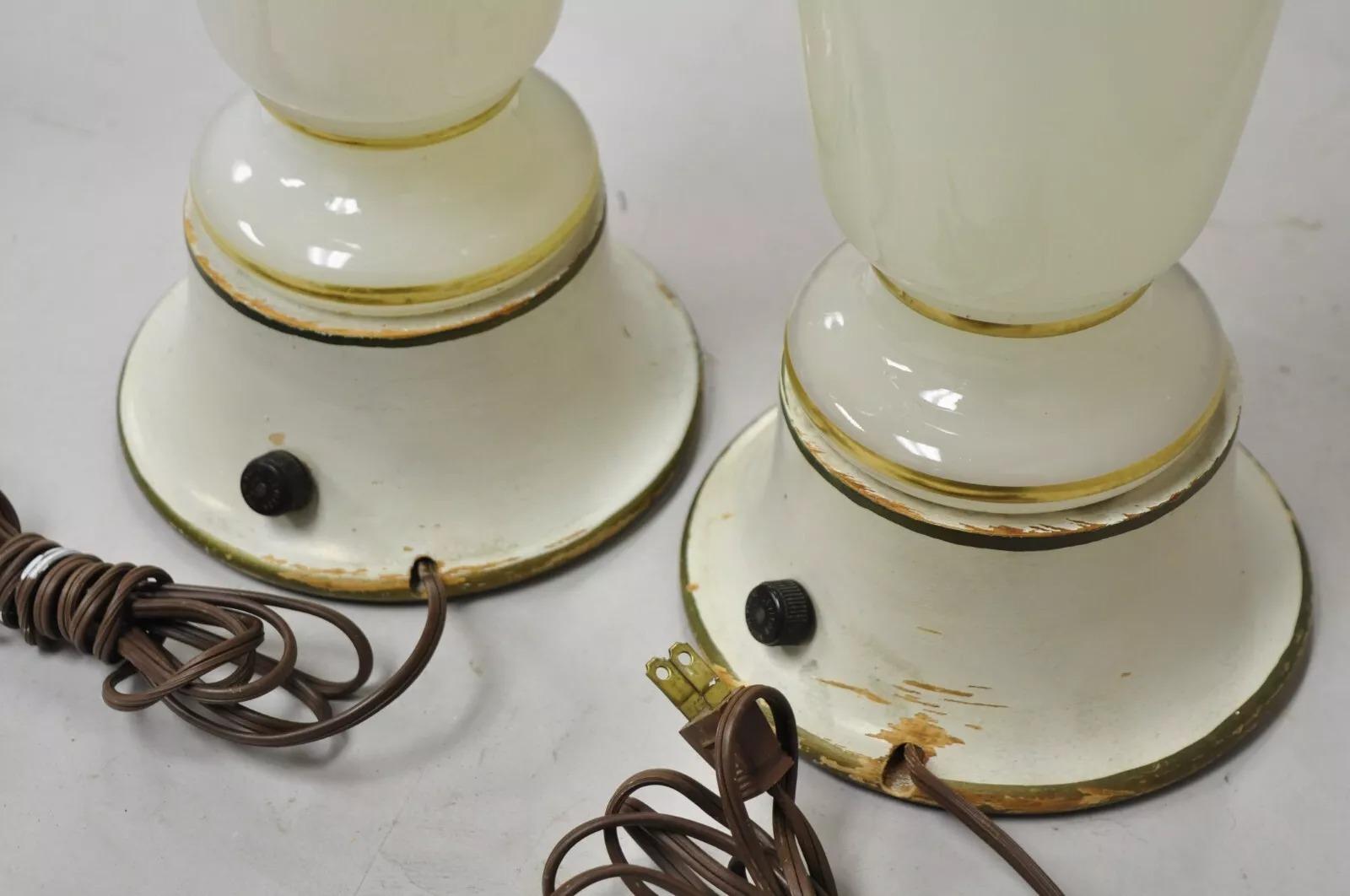 Lampade da tavolo in vetro vaselina opalino in stile neoclassico francese d'epoca - Una coppia in vendita 2