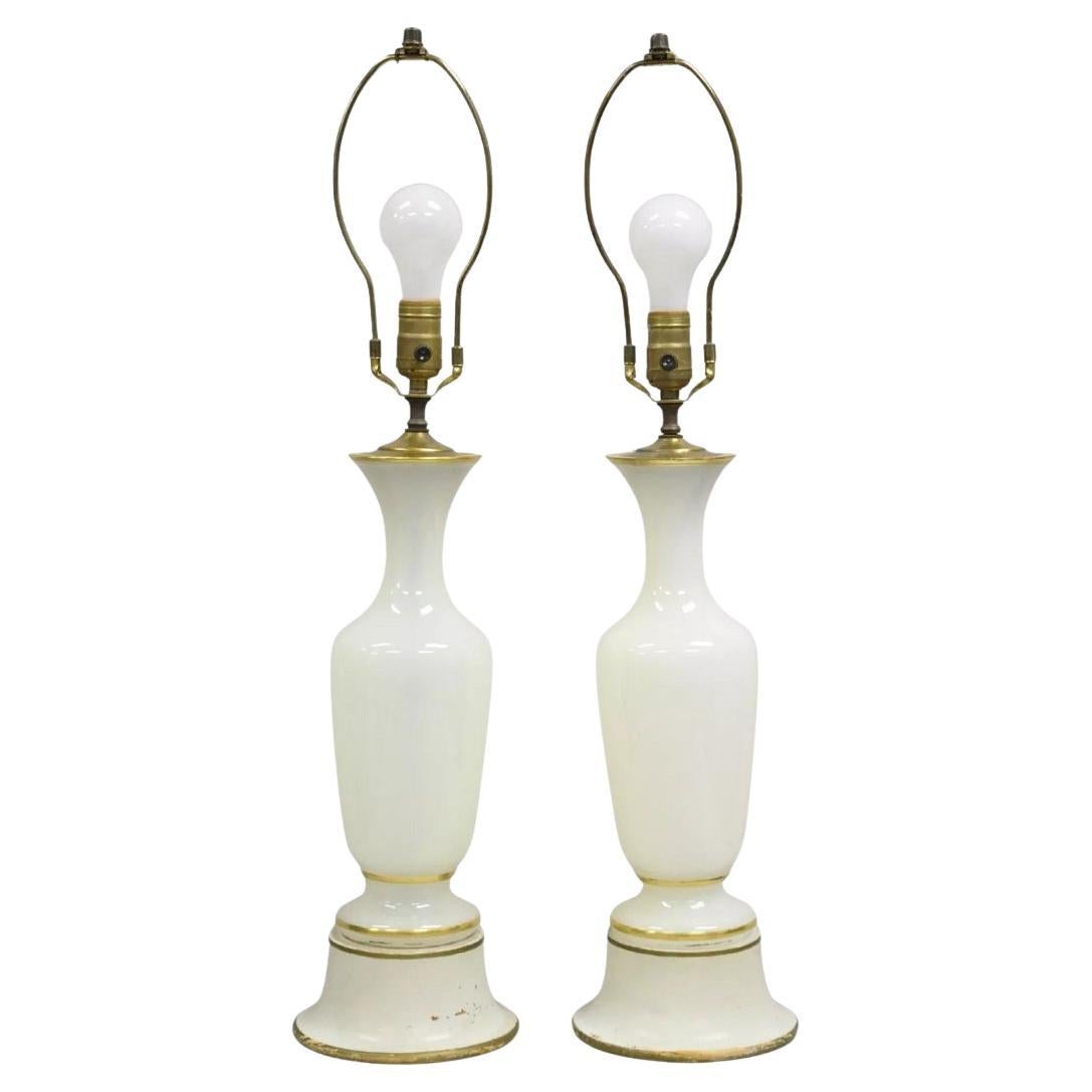 Lampade da tavolo in vetro vaselina opalino in stile neoclassico francese d'epoca - Una coppia