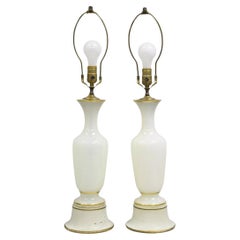 Pareja de lámparas de sobremesa de cristal de vaselina opalino de estilo neoclásico francés vintage
