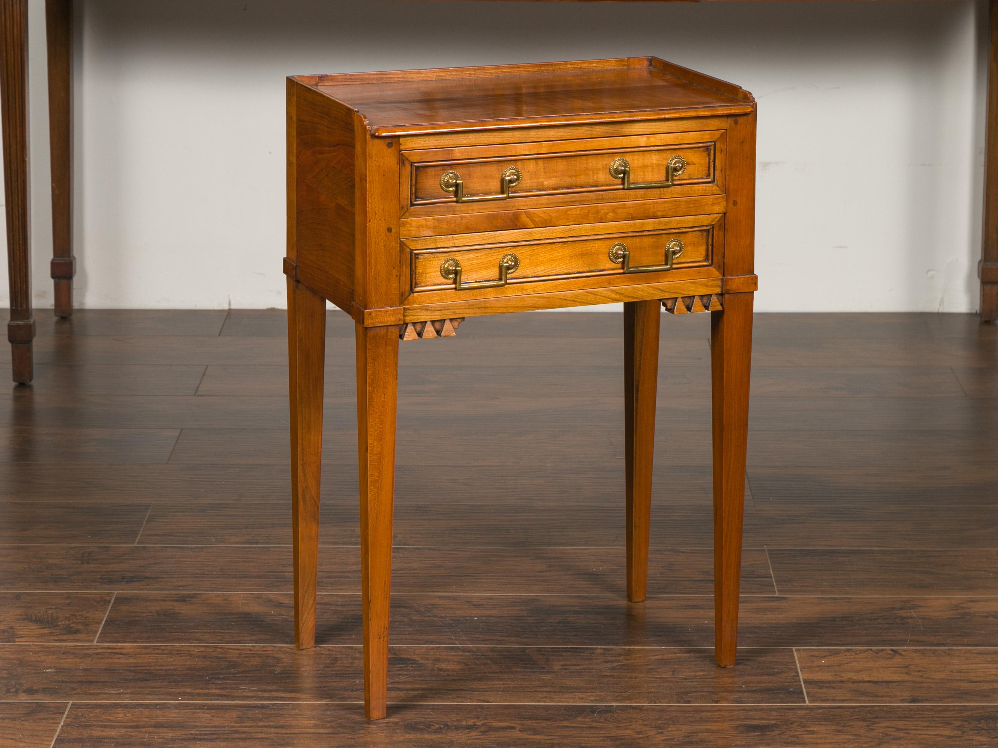 Vintage French Neoclassical Style Walnut Side Table with Carved Pyramidal Motifs In Good Condition In Atlanta, GA