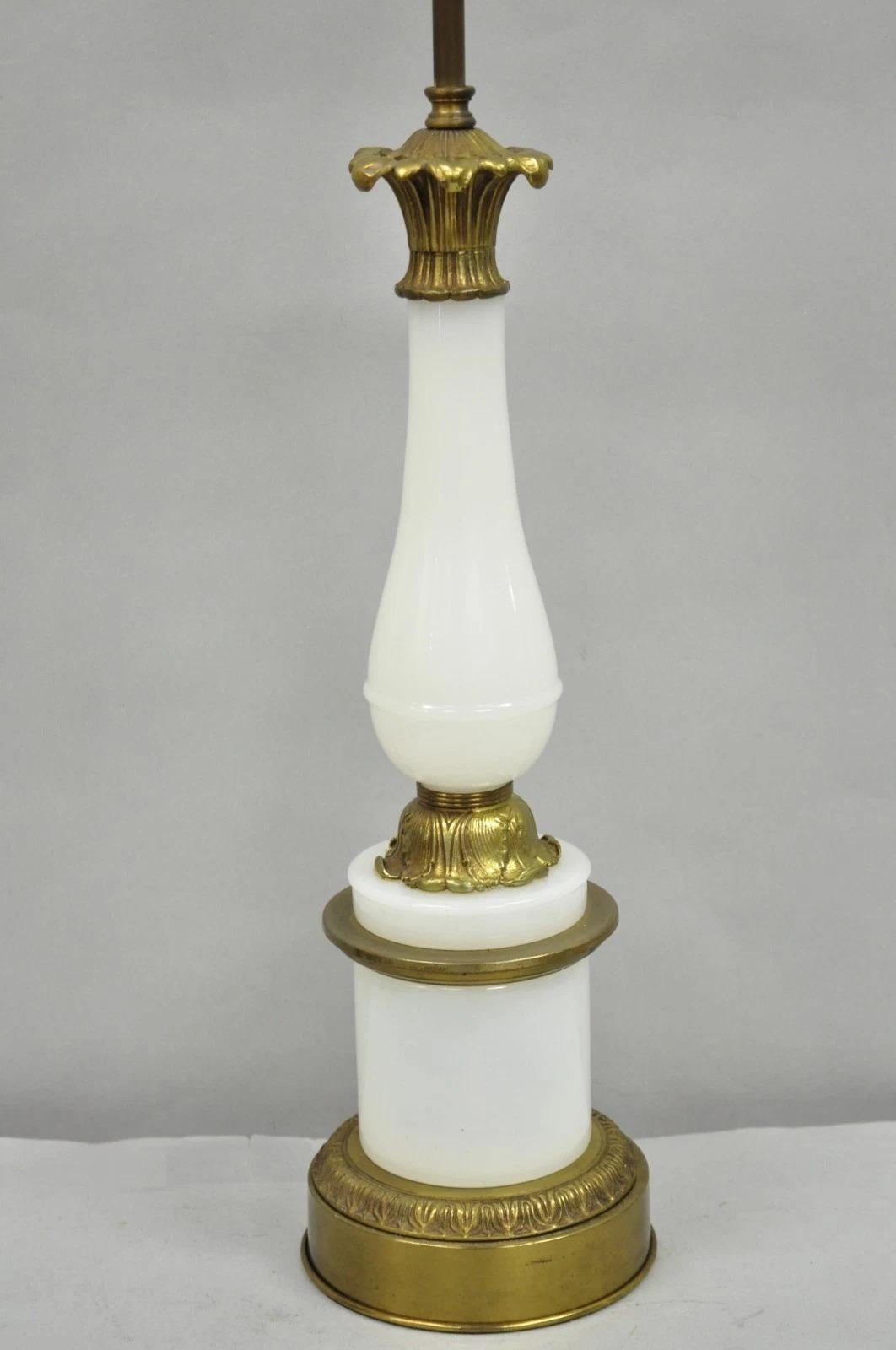 Vintage French Neoclassical Style White Opaline Glass Column Brass Table Lamp (Neoklassisch) im Angebot