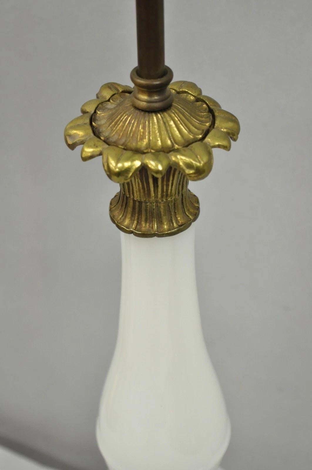Vintage French Neoclassical Style White Opaline Glass Column Brass Table Lamp (Unbekannt) im Angebot