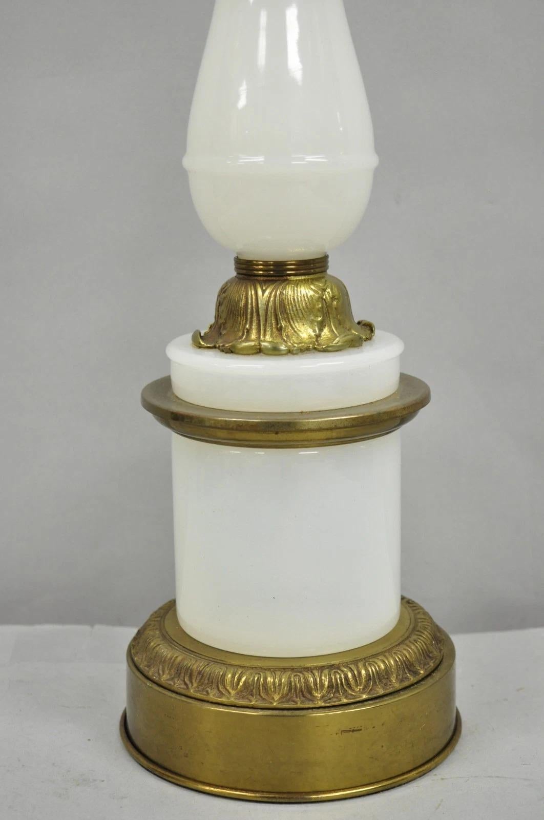 Vintage French Neoclassical Style White Opaline Glass Column Brass Table Lamp (20. Jahrhundert) im Angebot
