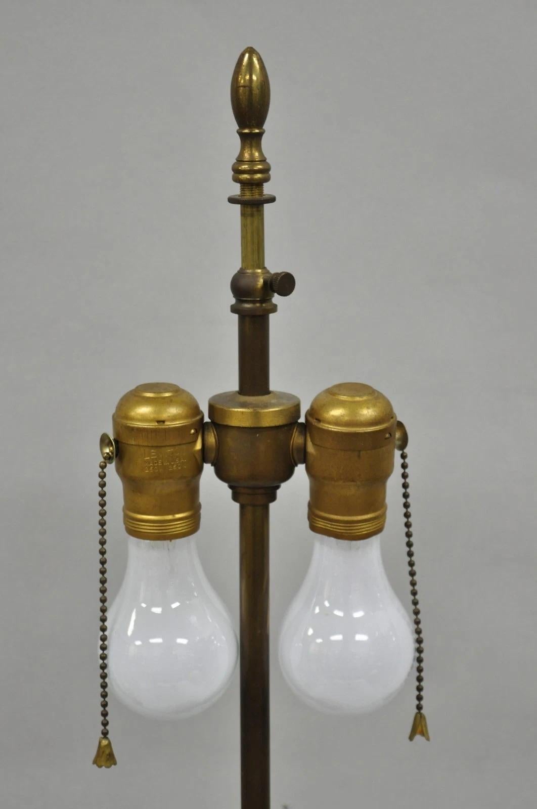 Vintage French Neoclassical Style White Opaline Glass Column Brass Table Lamp (Metall) im Angebot