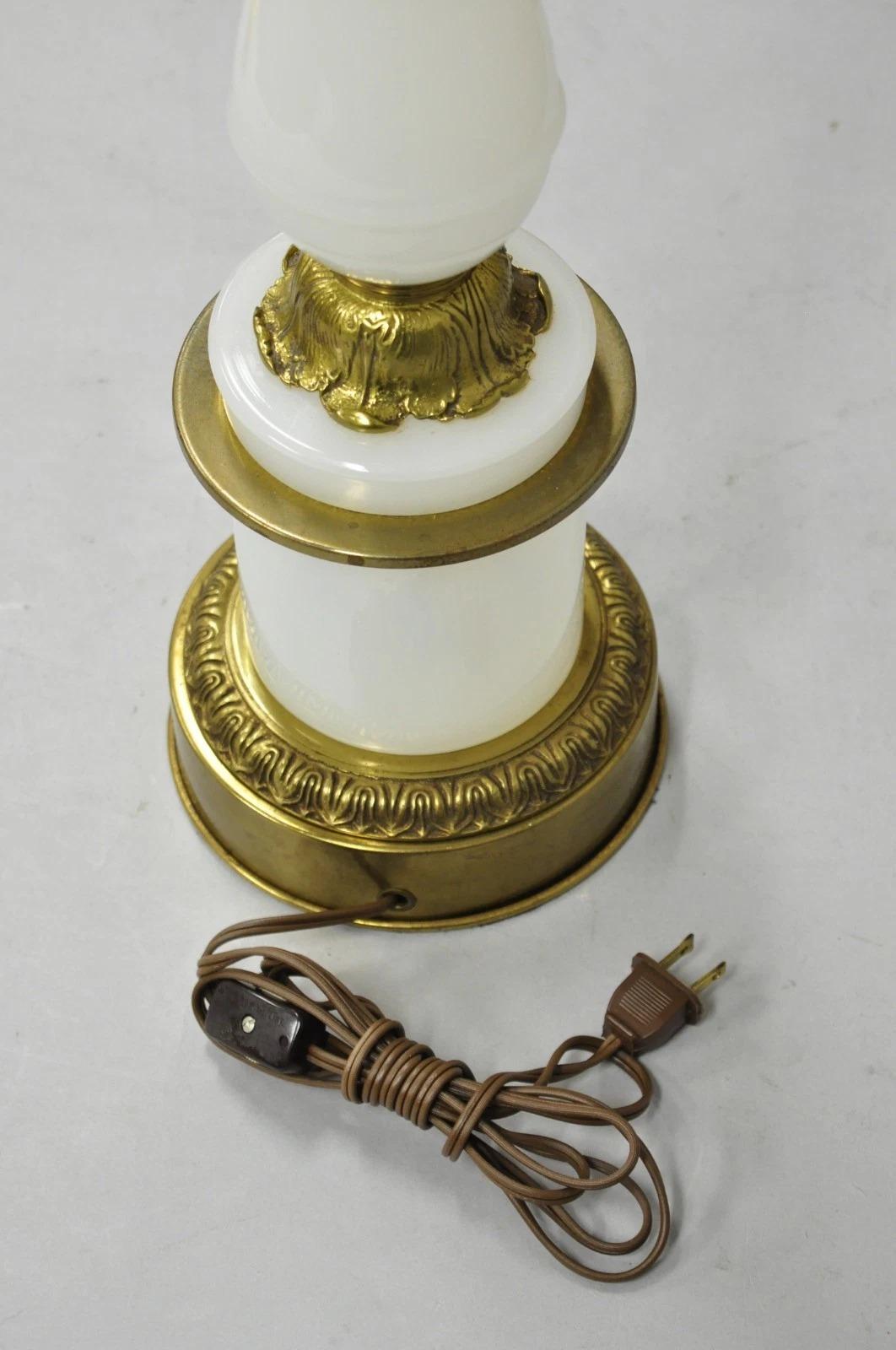 Vintage French Neoclassical Style White Opaline Glass Column Brass Table Lamp im Angebot 2