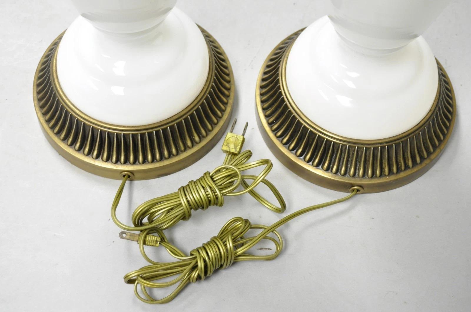 Lampe de table vintage néoclassique française en verre au lait blanc par Paul Hanson, paire en vente 4