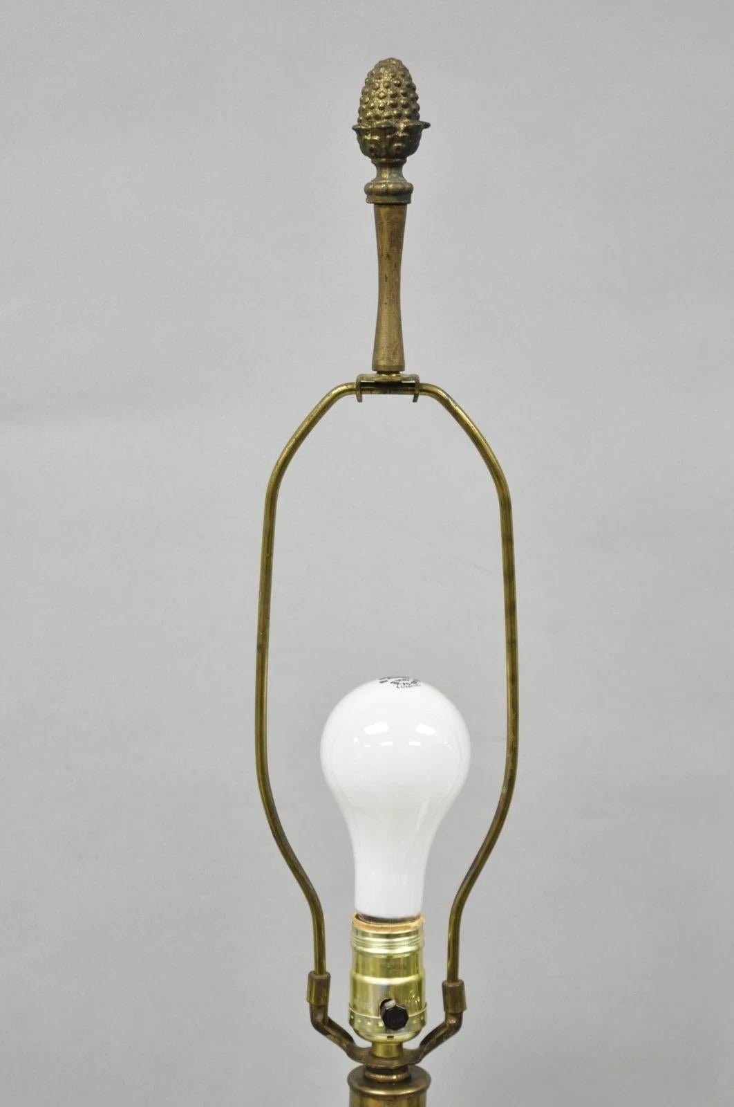 Lampe de table vintage néoclassique française en verre au lait blanc par Paul Hanson, paire en vente 5