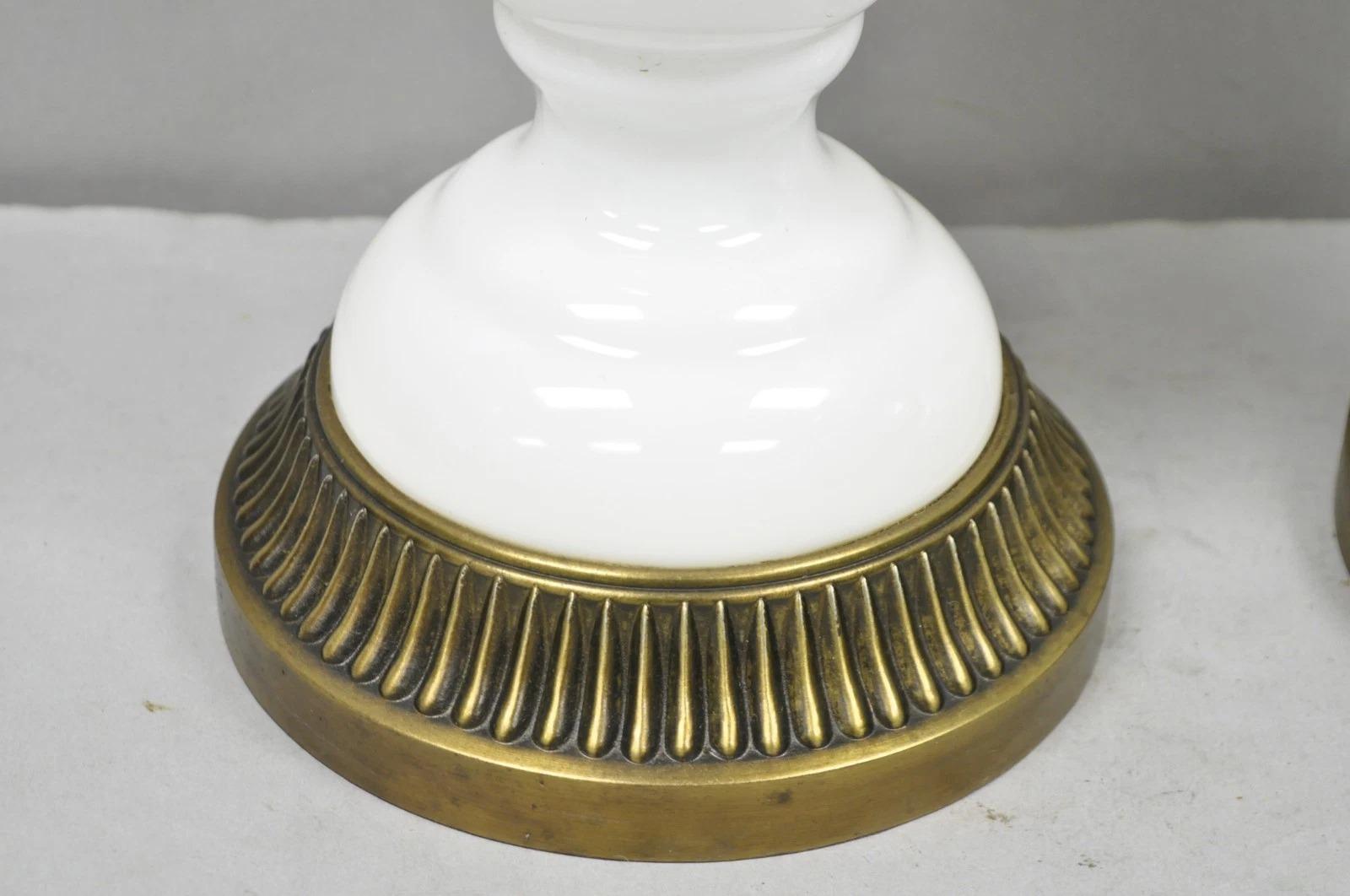 Lampe de table vintage néoclassique française en verre au lait blanc par Paul Hanson, paire en vente 7