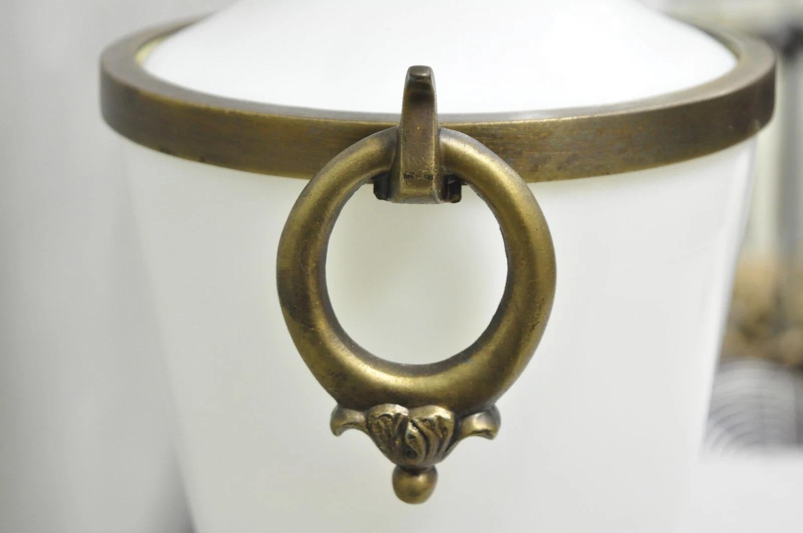 Lampe de table vintage néoclassique française en verre au lait blanc par Paul Hanson, paire en vente 8