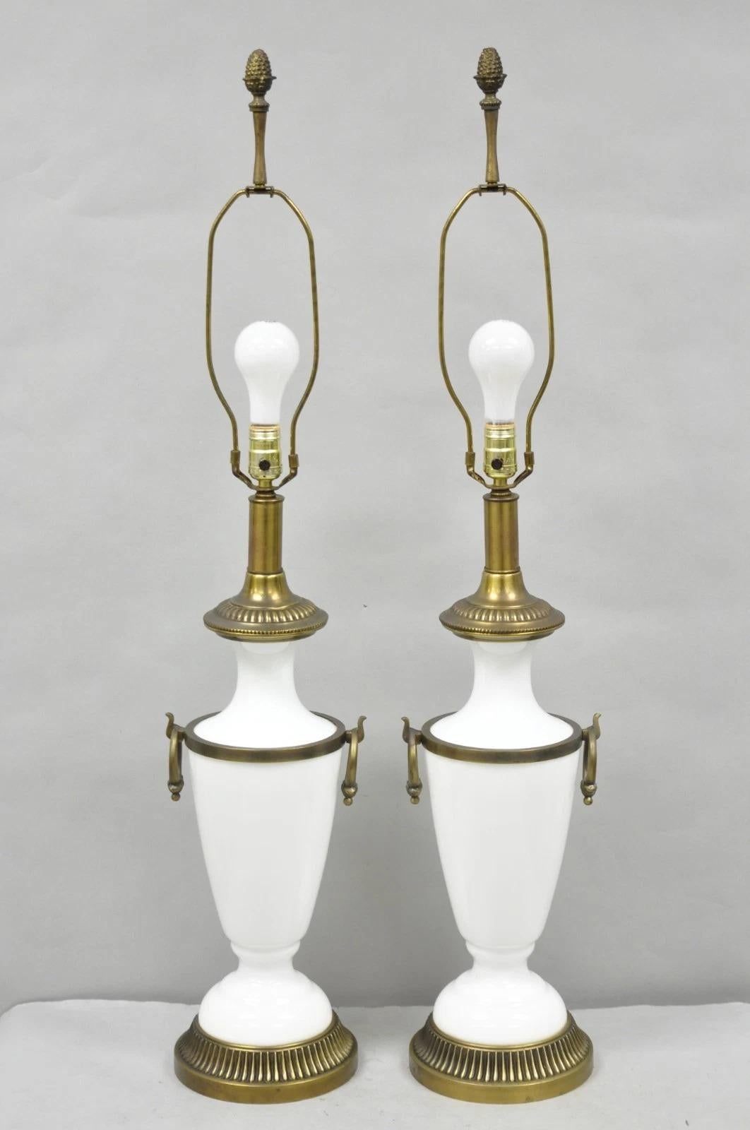 Lampe de table vintage néoclassique française en verre au lait blanc par Paul Hanson, paire en vente 9