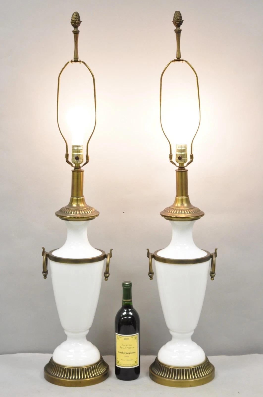 Paire de lampes de table vintage en verre au lait blanc de style néoclassique français par Paul Hanson. Circa Mid 20th Century. Dimensions : 42