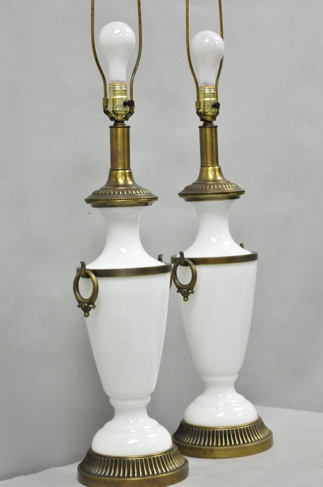 Néoclassique Lampe de table vintage néoclassique française en verre au lait blanc par Paul Hanson, paire en vente