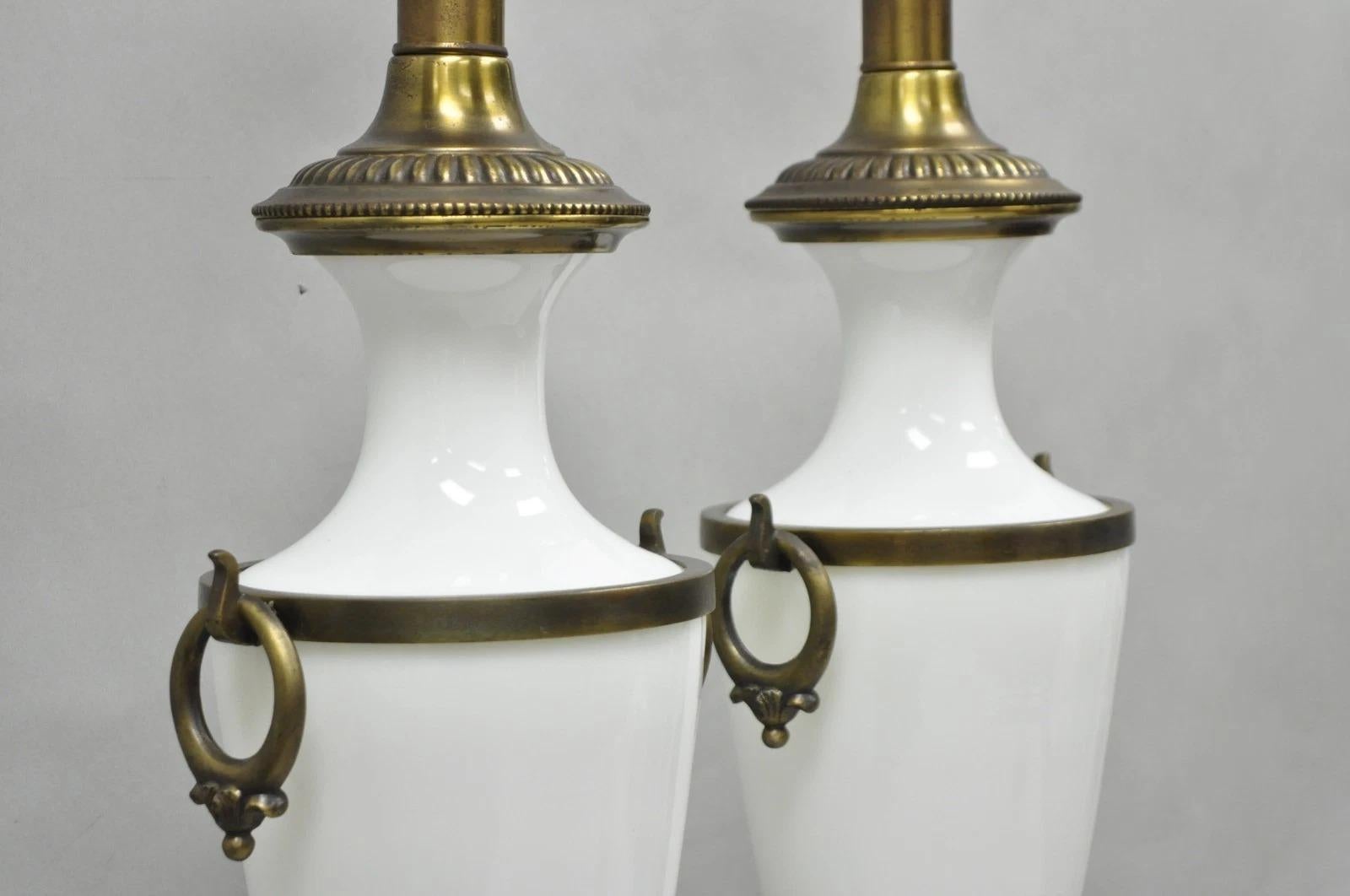 Lampe de table vintage néoclassique française en verre au lait blanc par Paul Hanson, paire Bon état - En vente à Philadelphia, PA